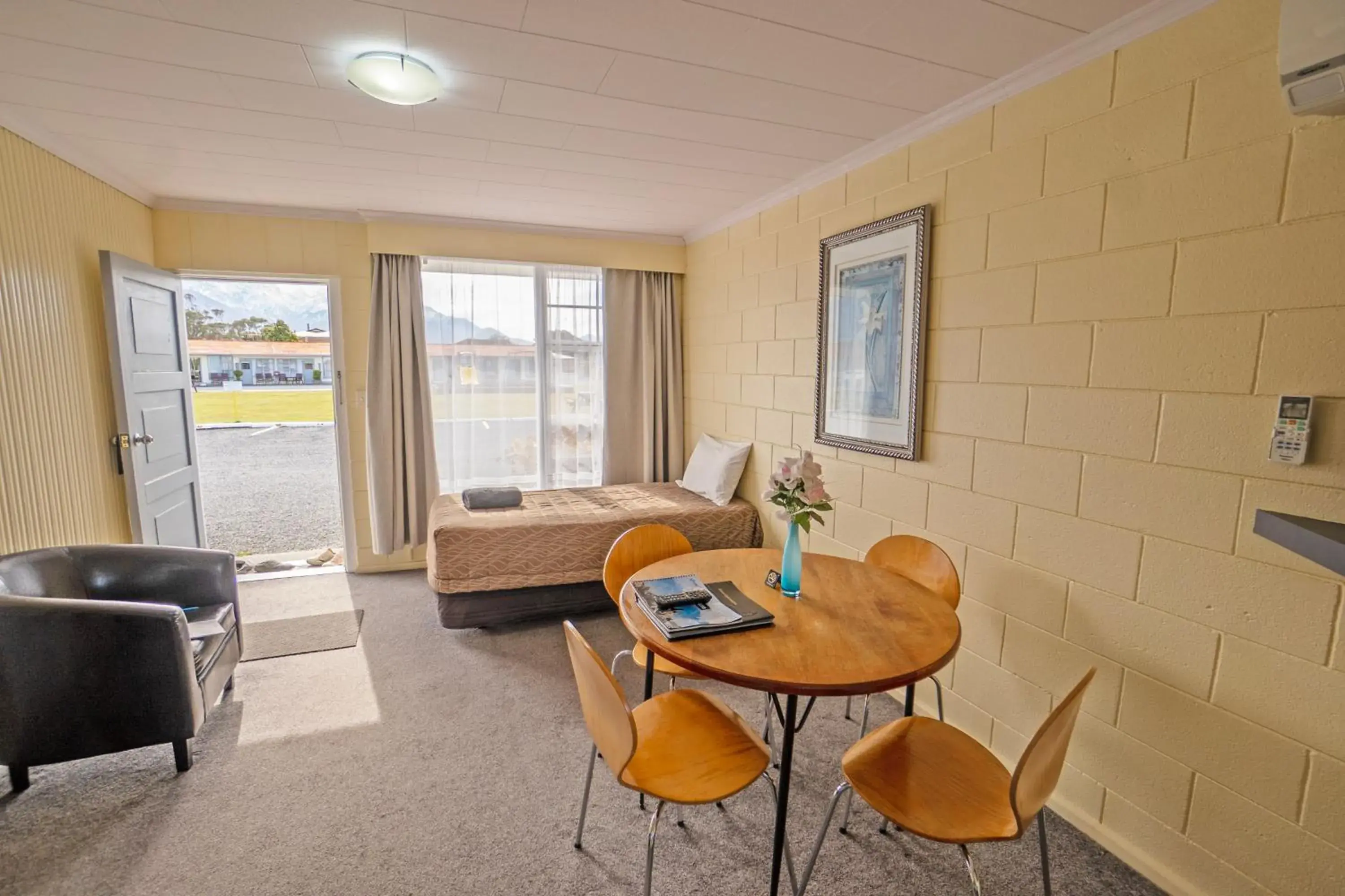 TV and multimedia, Bed in Kaikoura Motor Inn TV and multimedia, Bed in Kaikoura Motor Inn