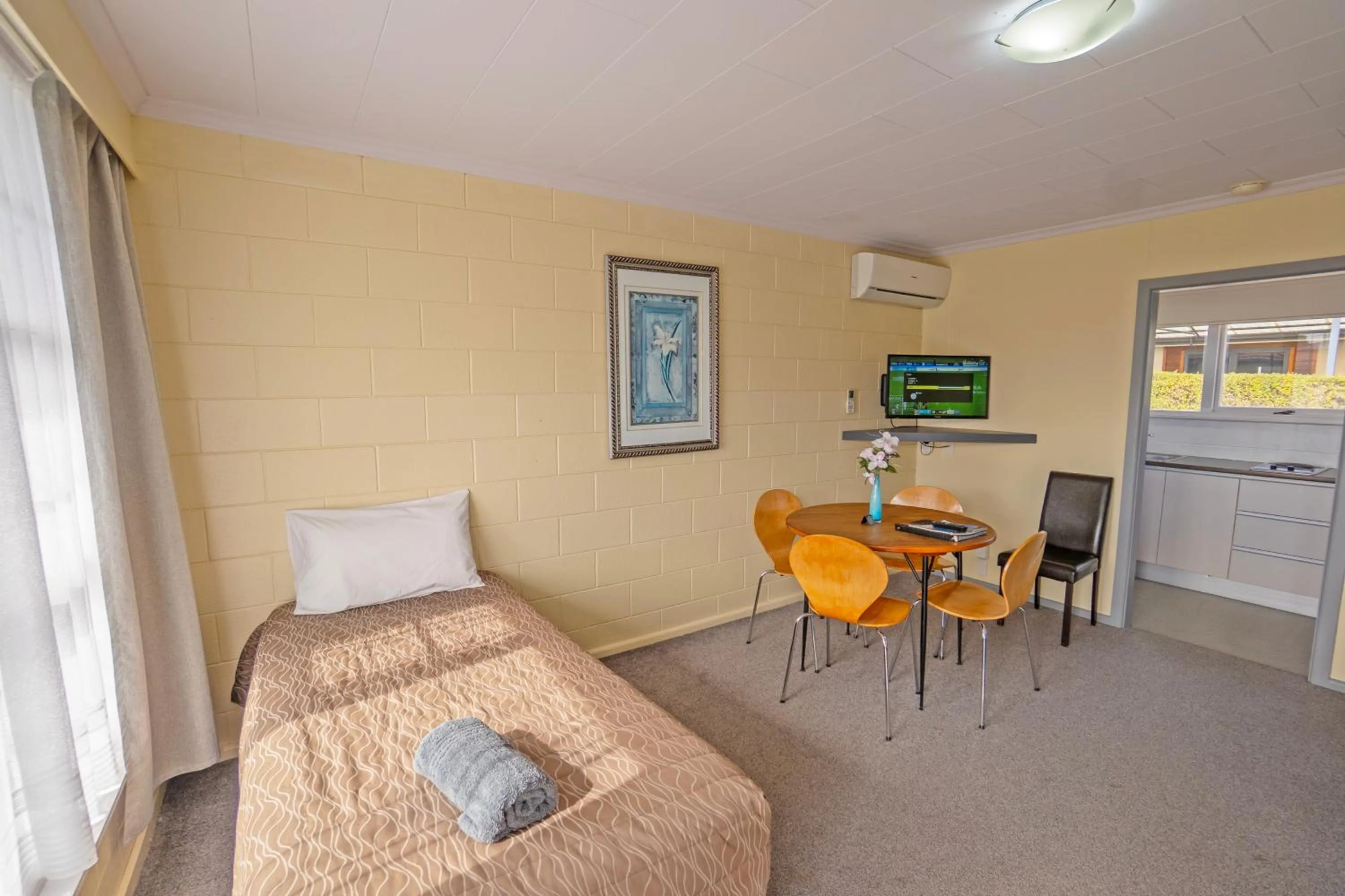 TV and multimedia, Bed in Kaikoura Motor Inn