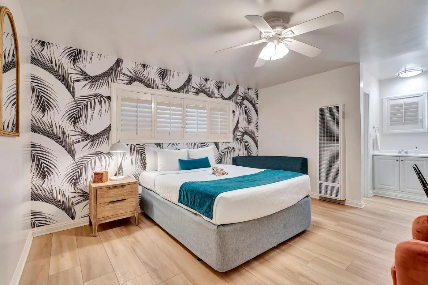 Photo of the whole room, Bed in Santa Monica Hotel