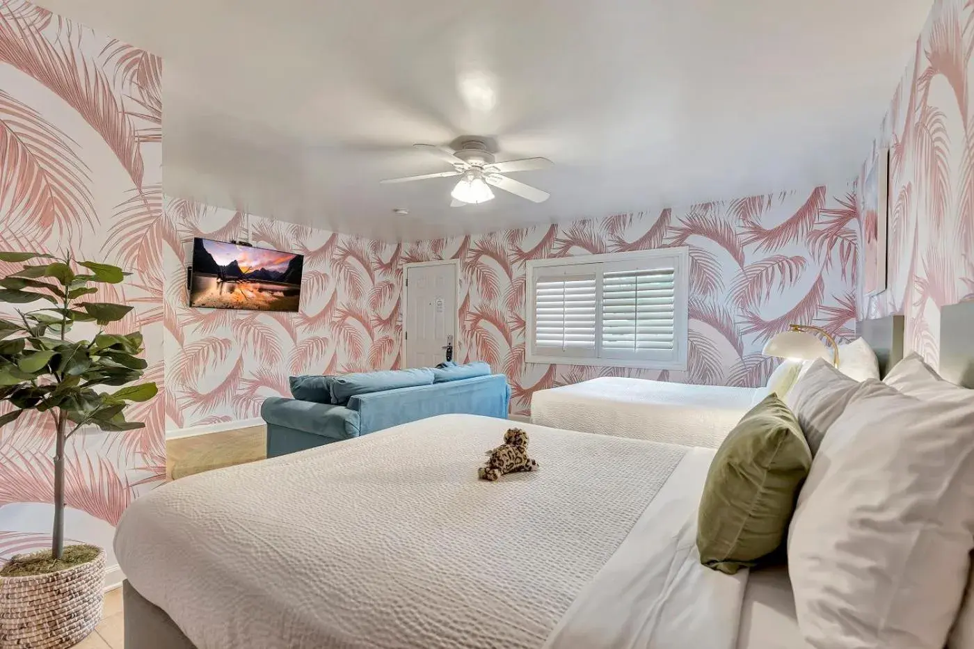 TV and multimedia, Bed in Santa Monica Hotel TV and multimedia, Bed in Santa Monica Hotel