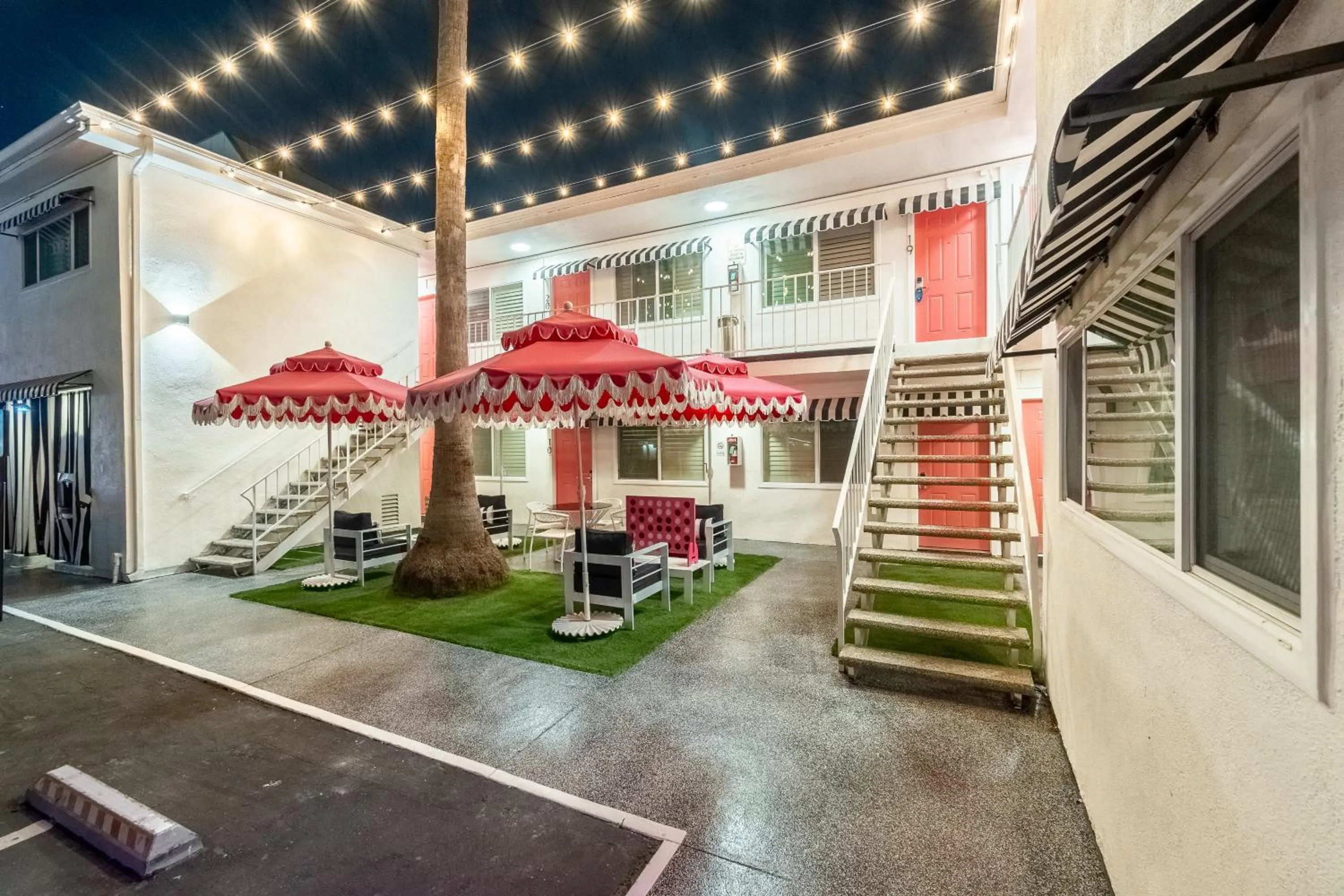 Inner courtyard view in Santa Monica Hotel