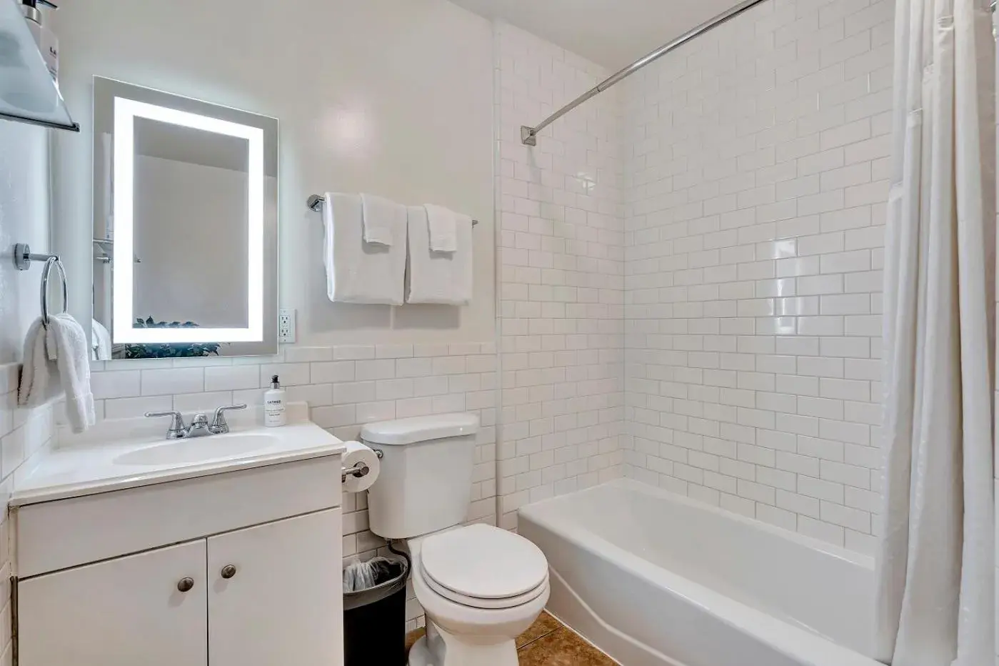 Shower in Santa Monica Hotel Shower in Santa Monica Hotel