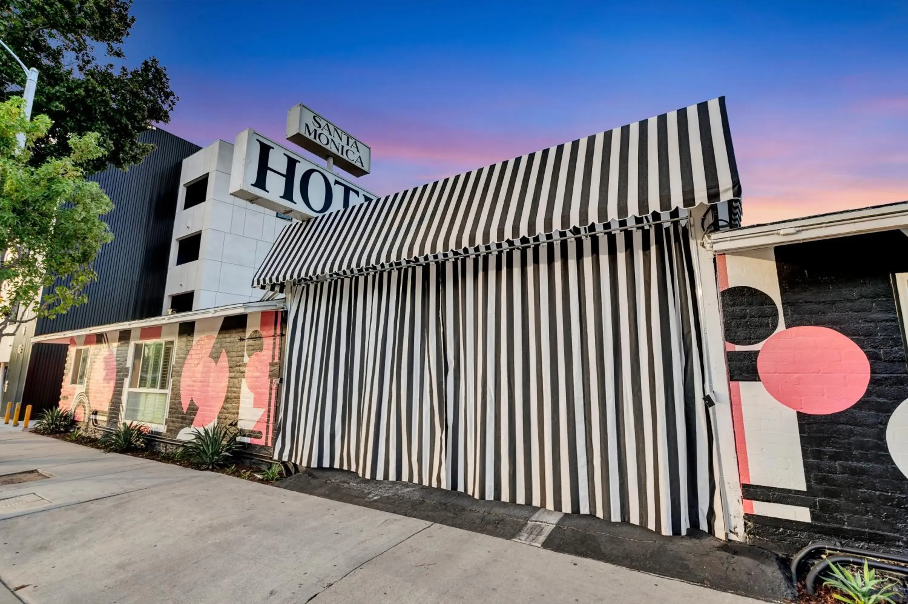 Property building in Santa Monica Hotel Property building in Santa Monica Hotel