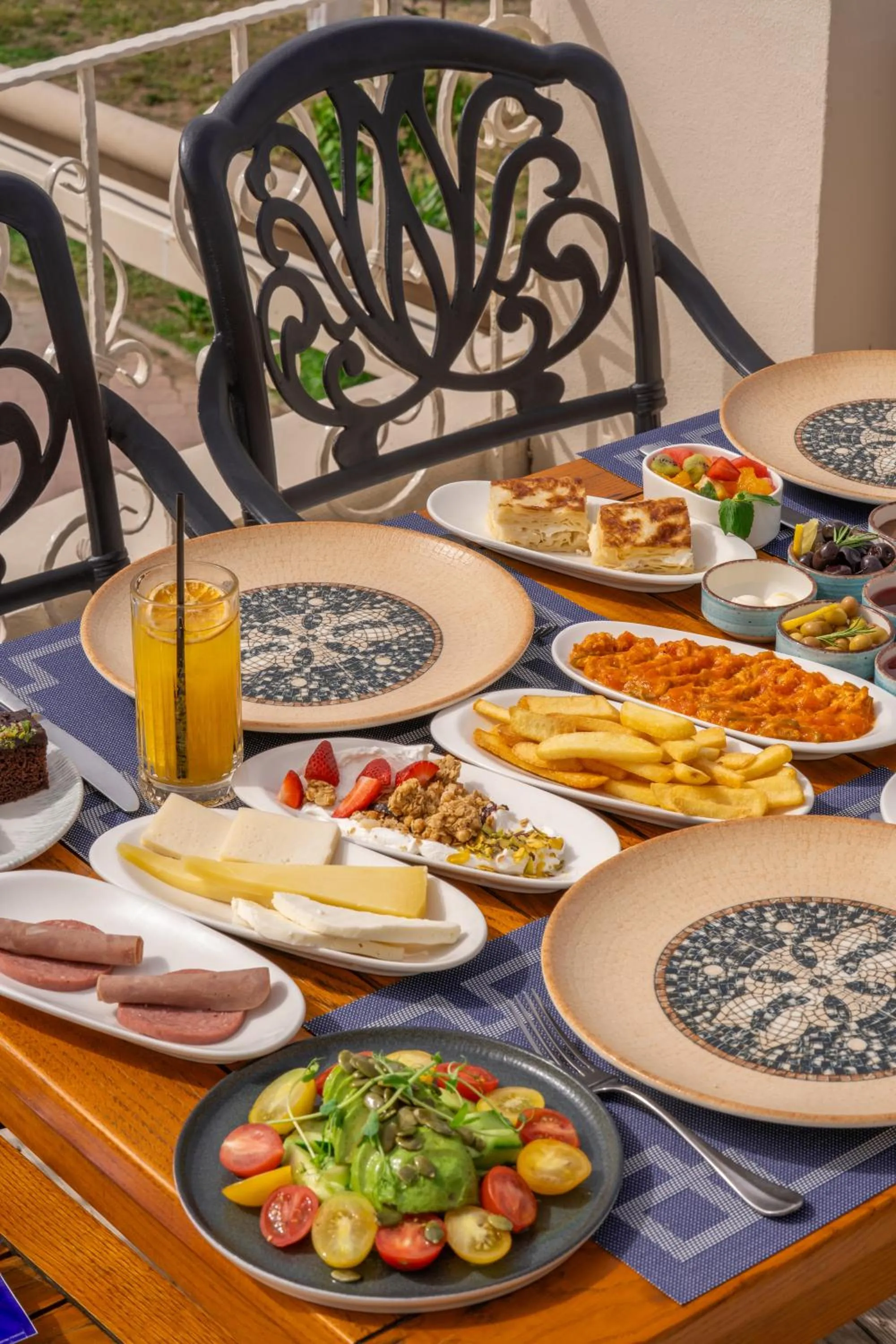 Restaurant/places to eat in Jade Residence