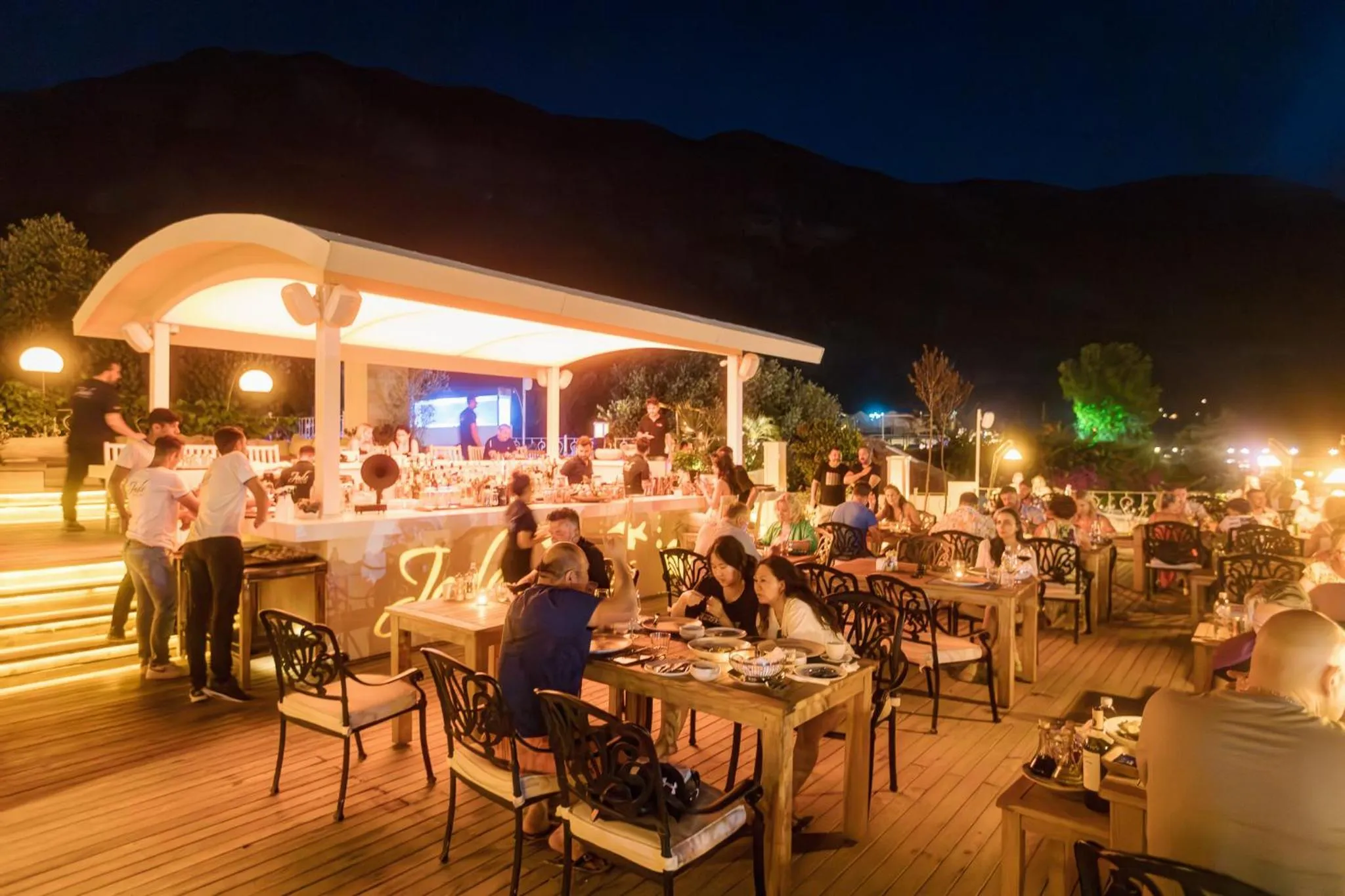 Restaurant/places to eat in Jade Residence