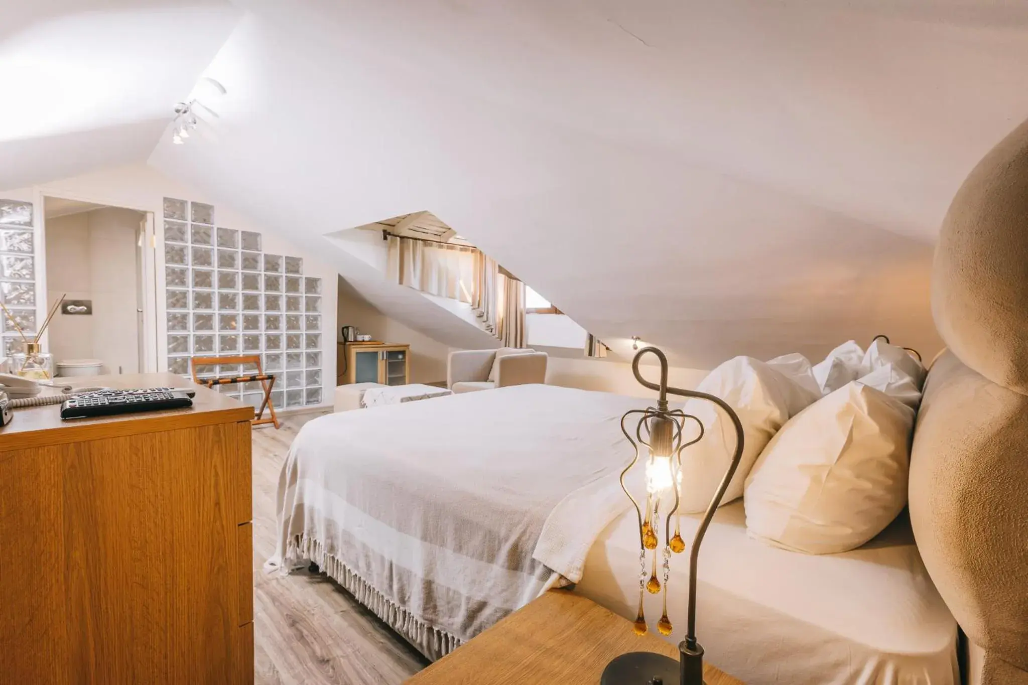 Double Room - single occupancy - Attic in Jade Residence Double Room - single occupancy - Attic in Jade Residence