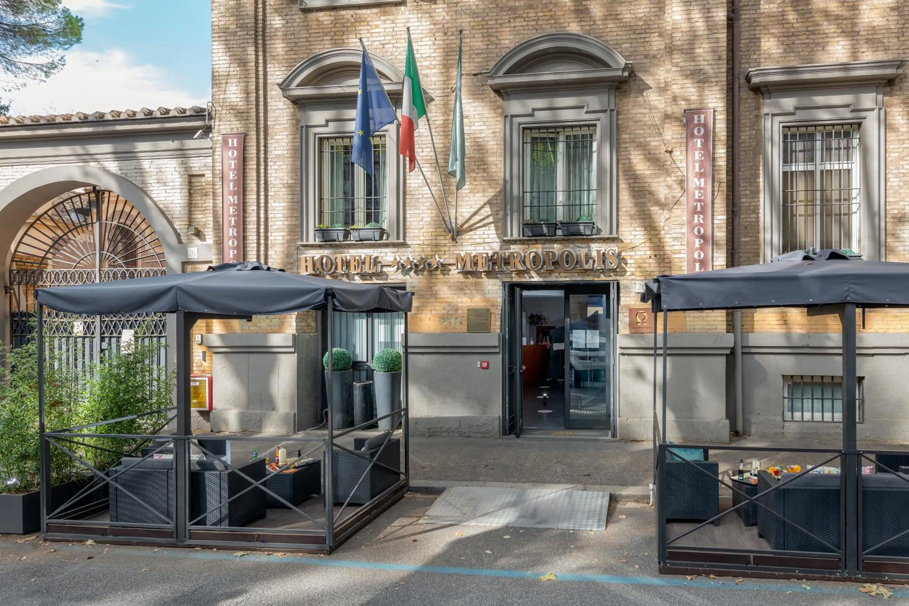 Property building in Hotel Metropolis