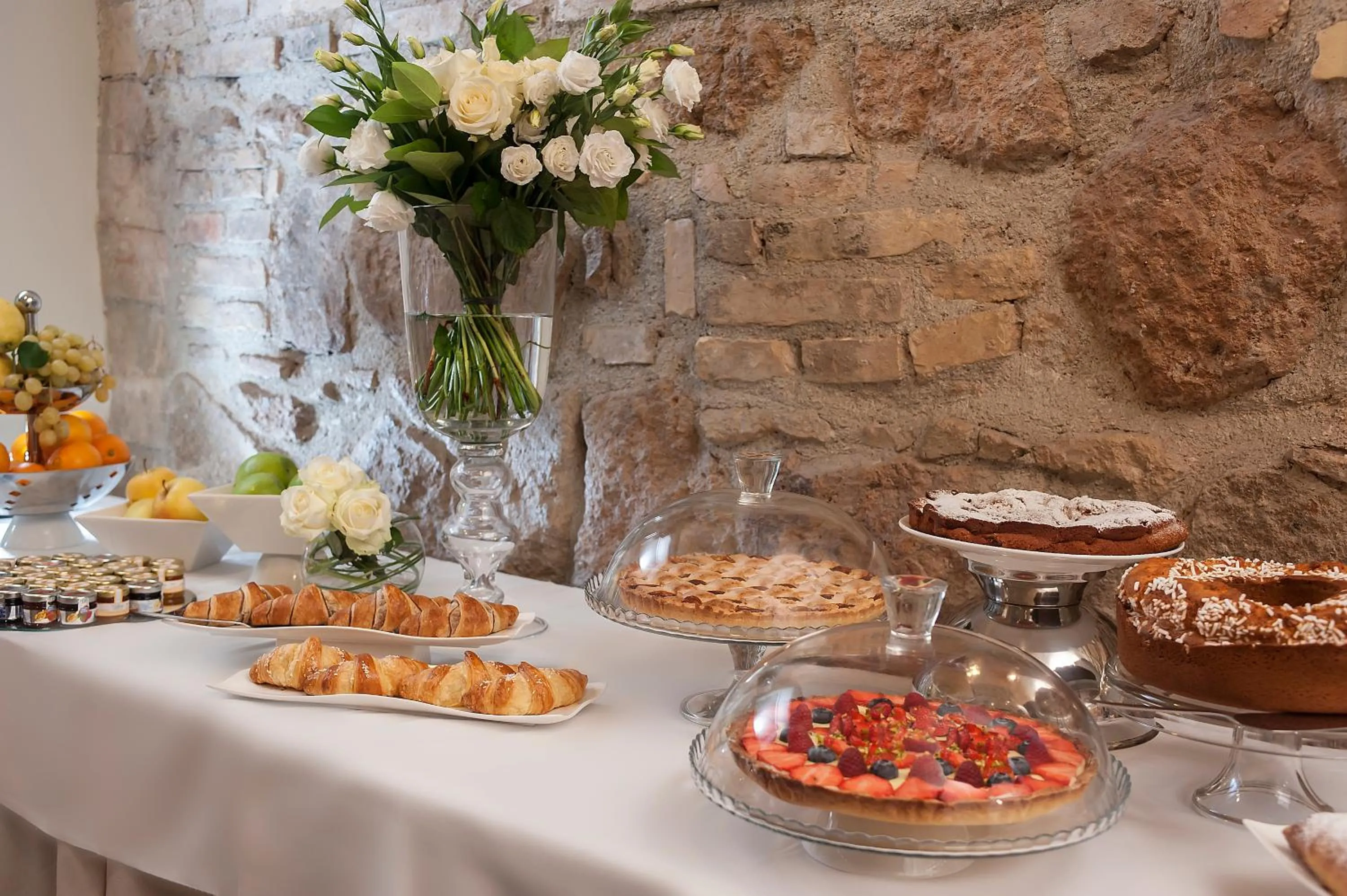 Buffet breakfast in Hotel Metropolis