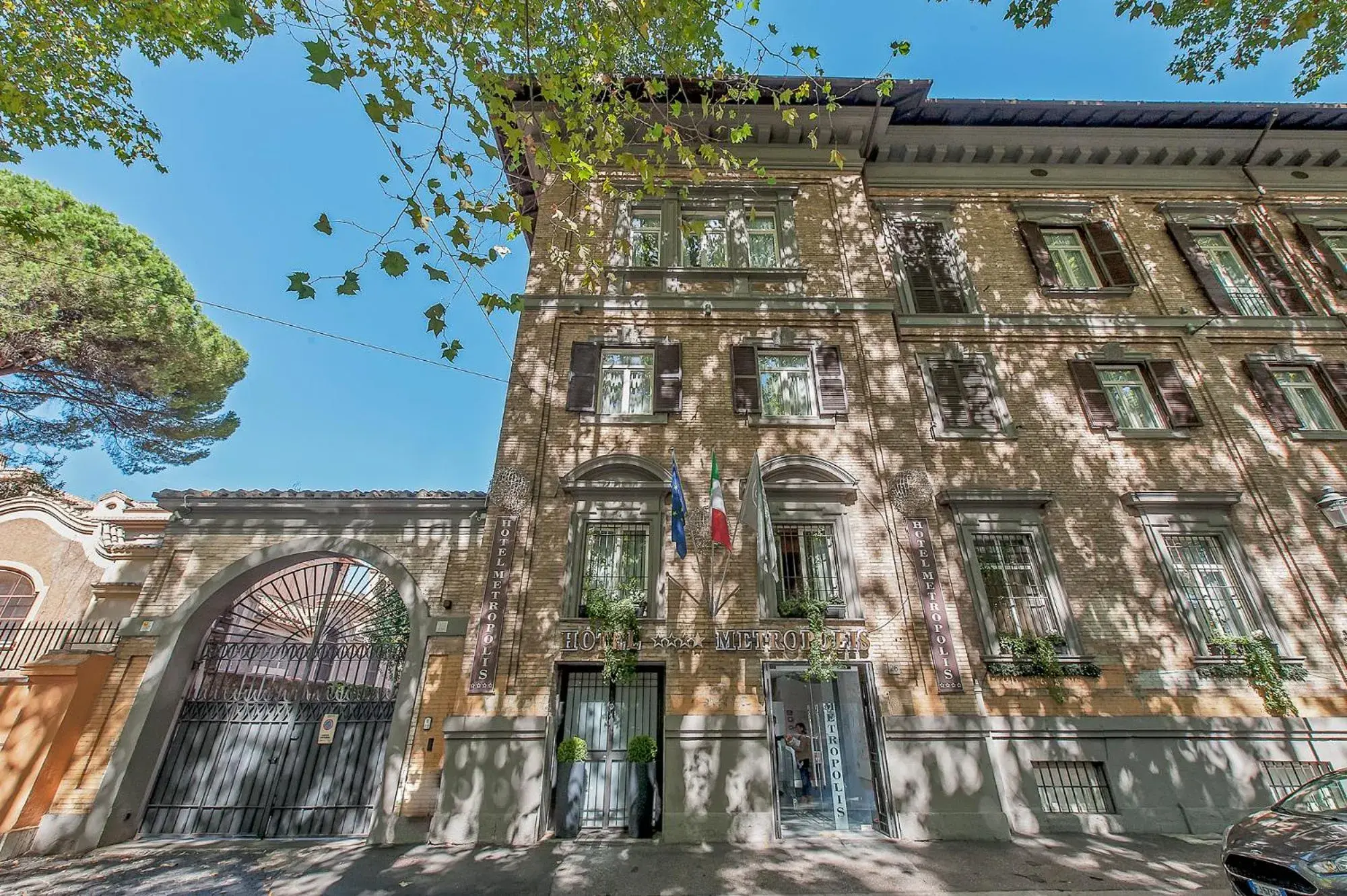 Property building in Hotel Metropolis Property building in Hotel Metropolis