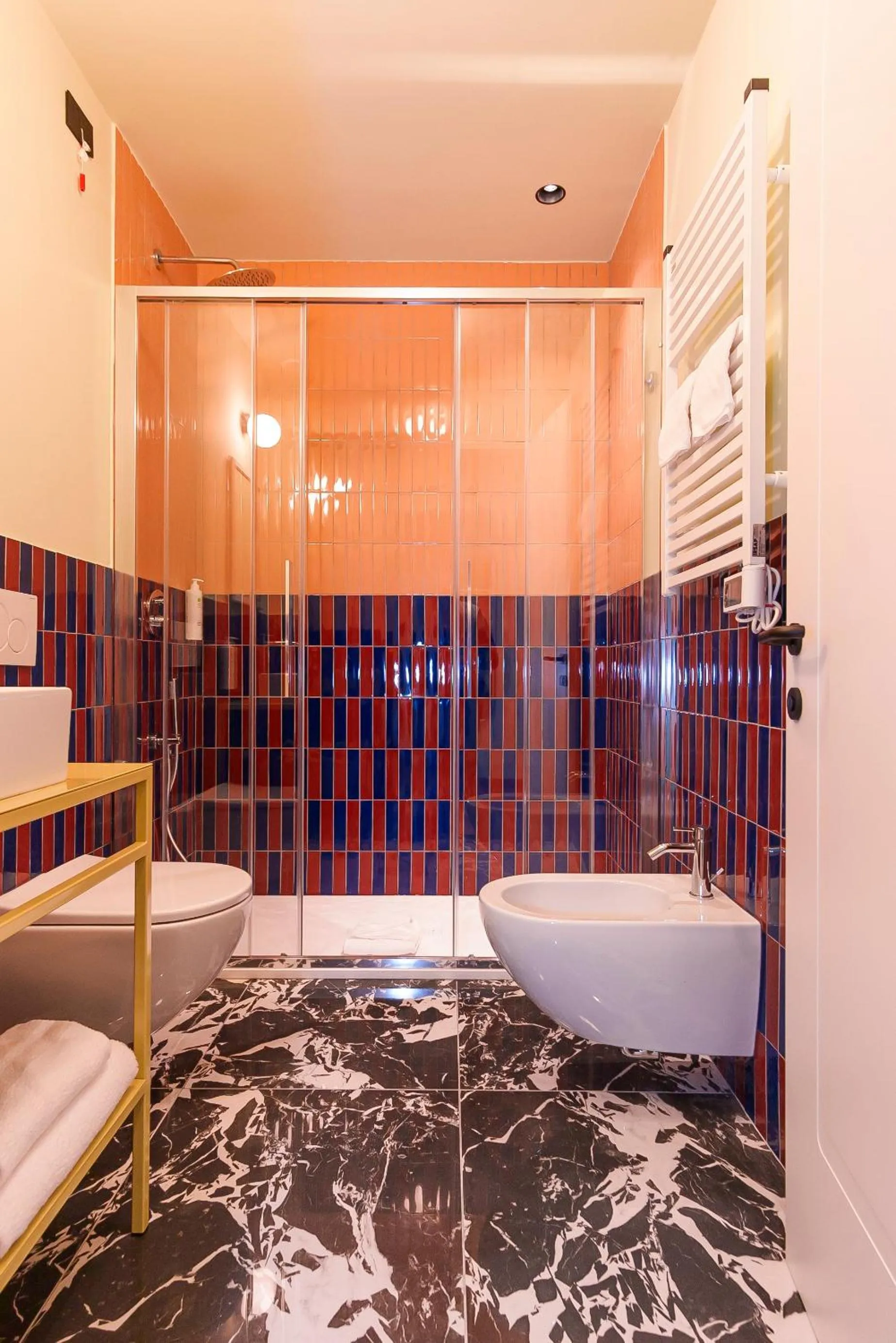 Shower, Bed in Hotel Marisa