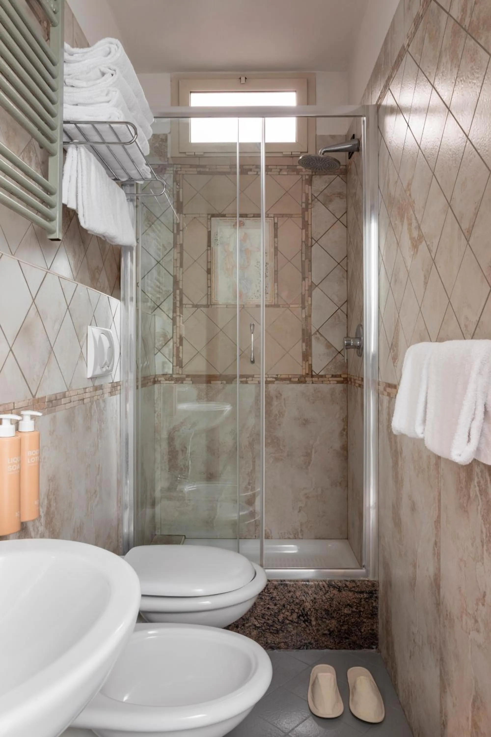 Shower in Hotel Marisa