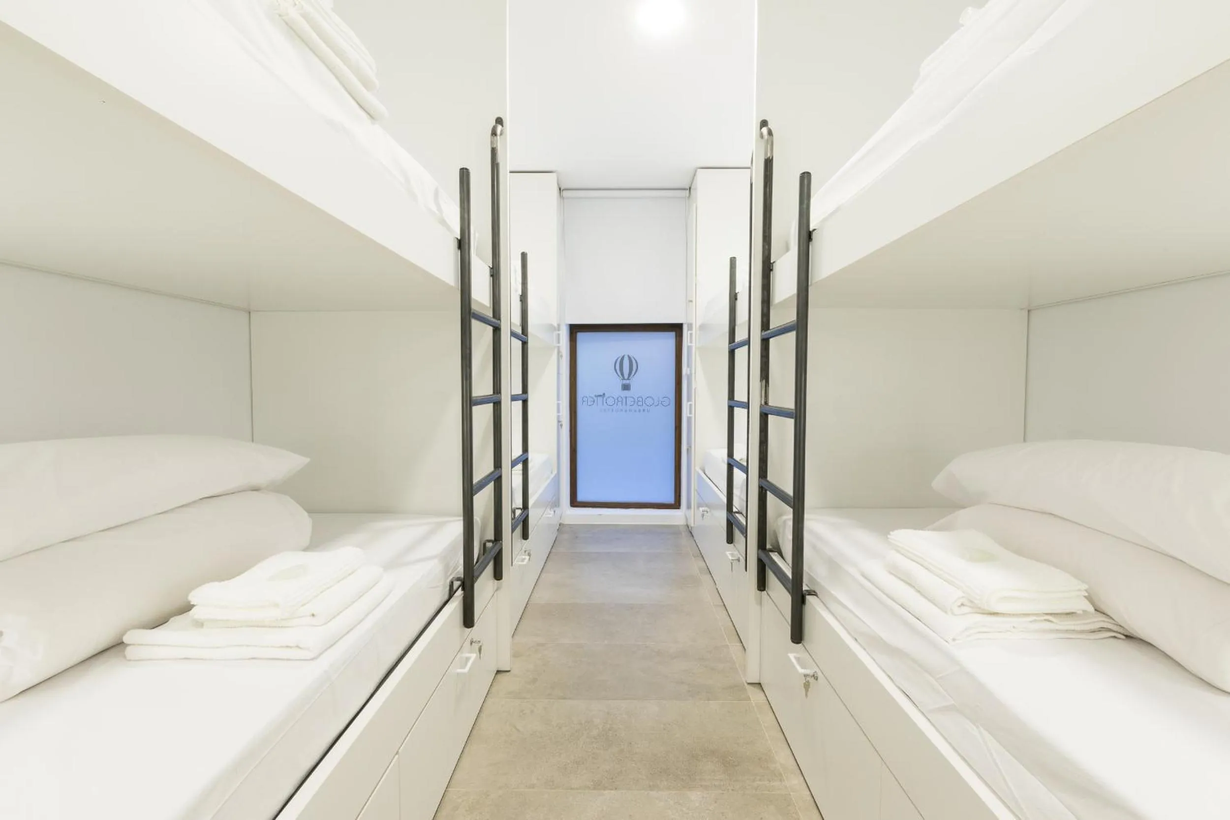 Bed in 8-Bed Mixed Dormitory Room in GLOBETROTTER HOSTEL, by Albany