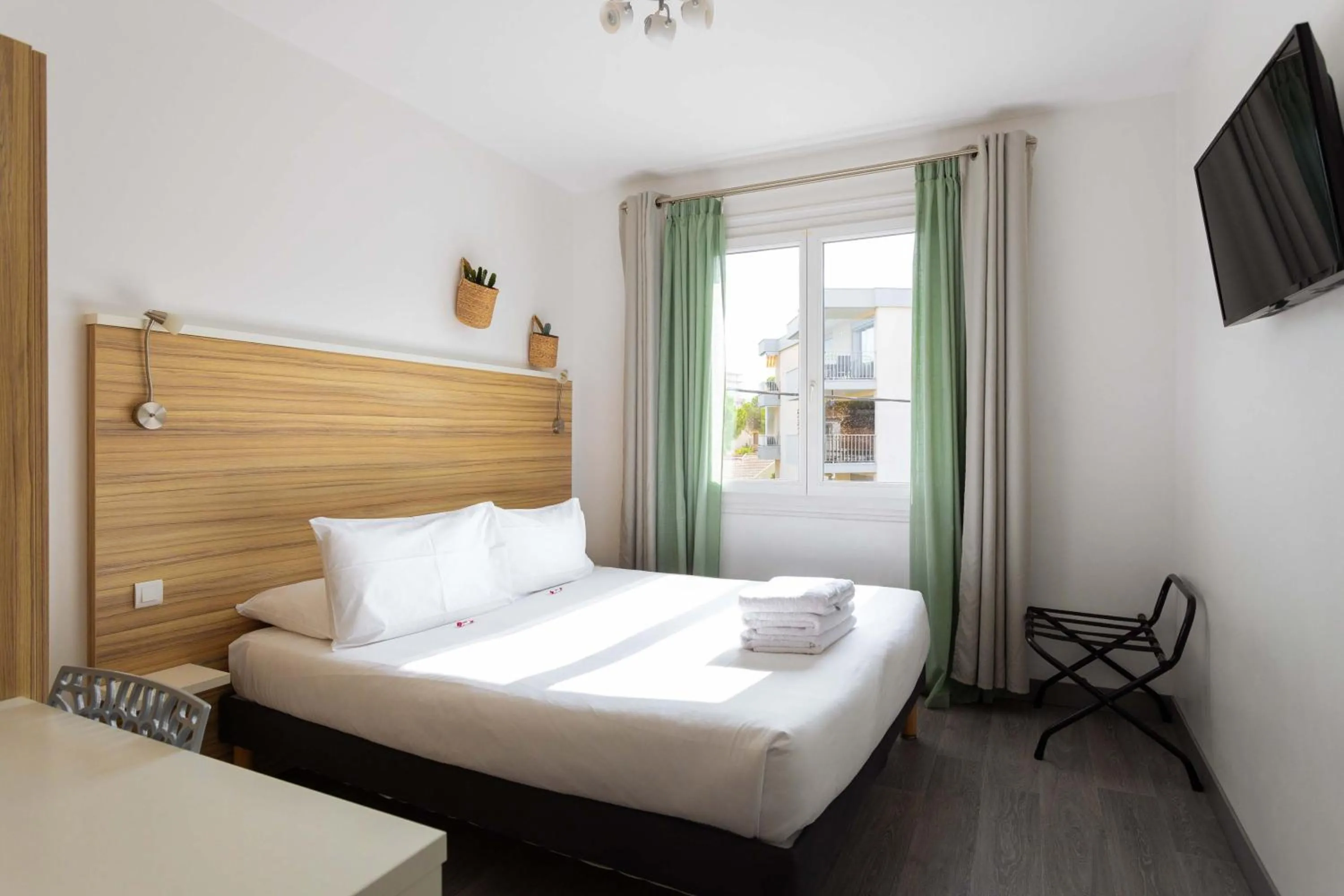 Bedroom, Bed in L'Oasis Hotel