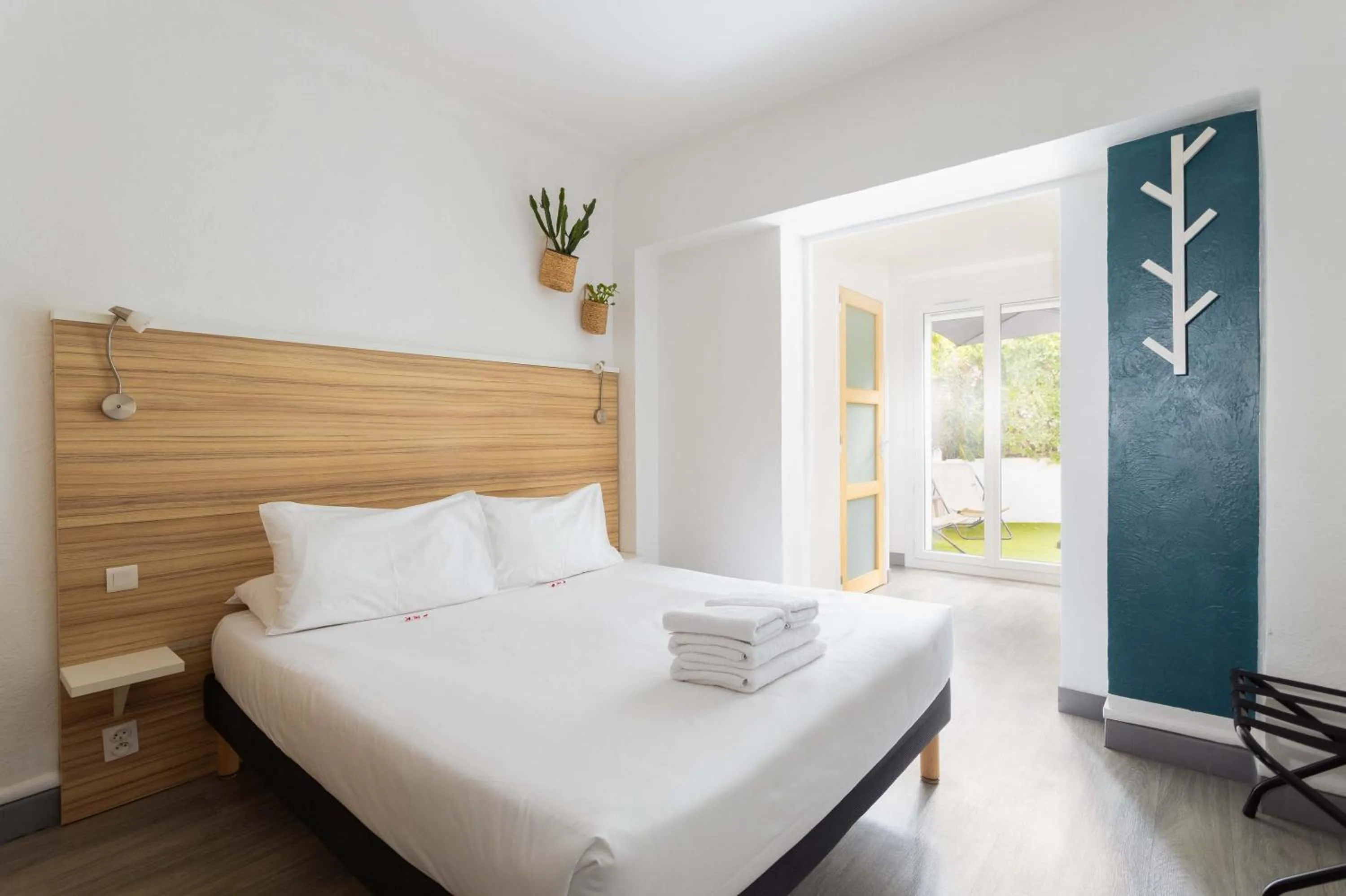 Bedroom, Bed in L'Oasis Hotel