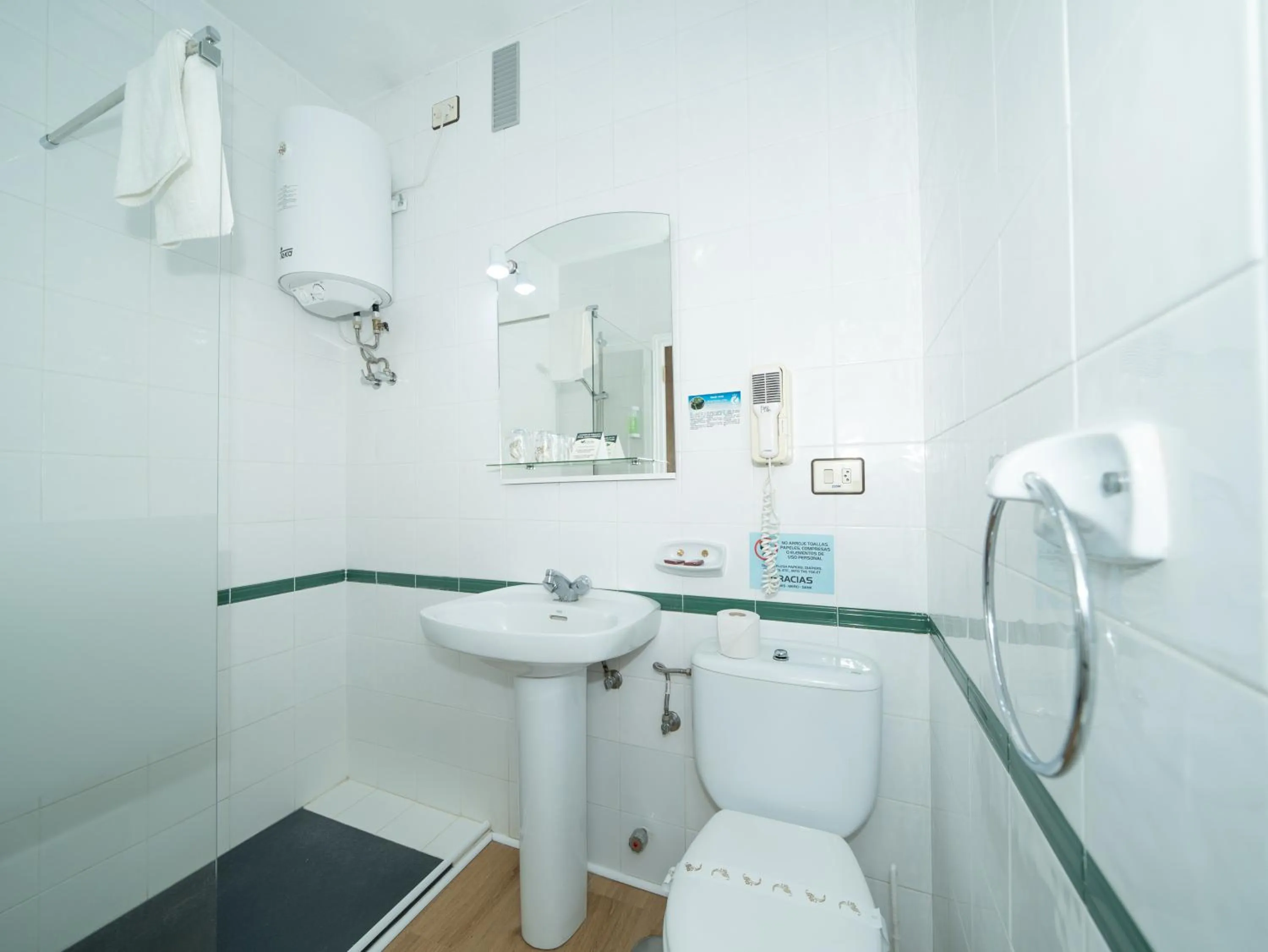 Shower in Hotel Ida Inés