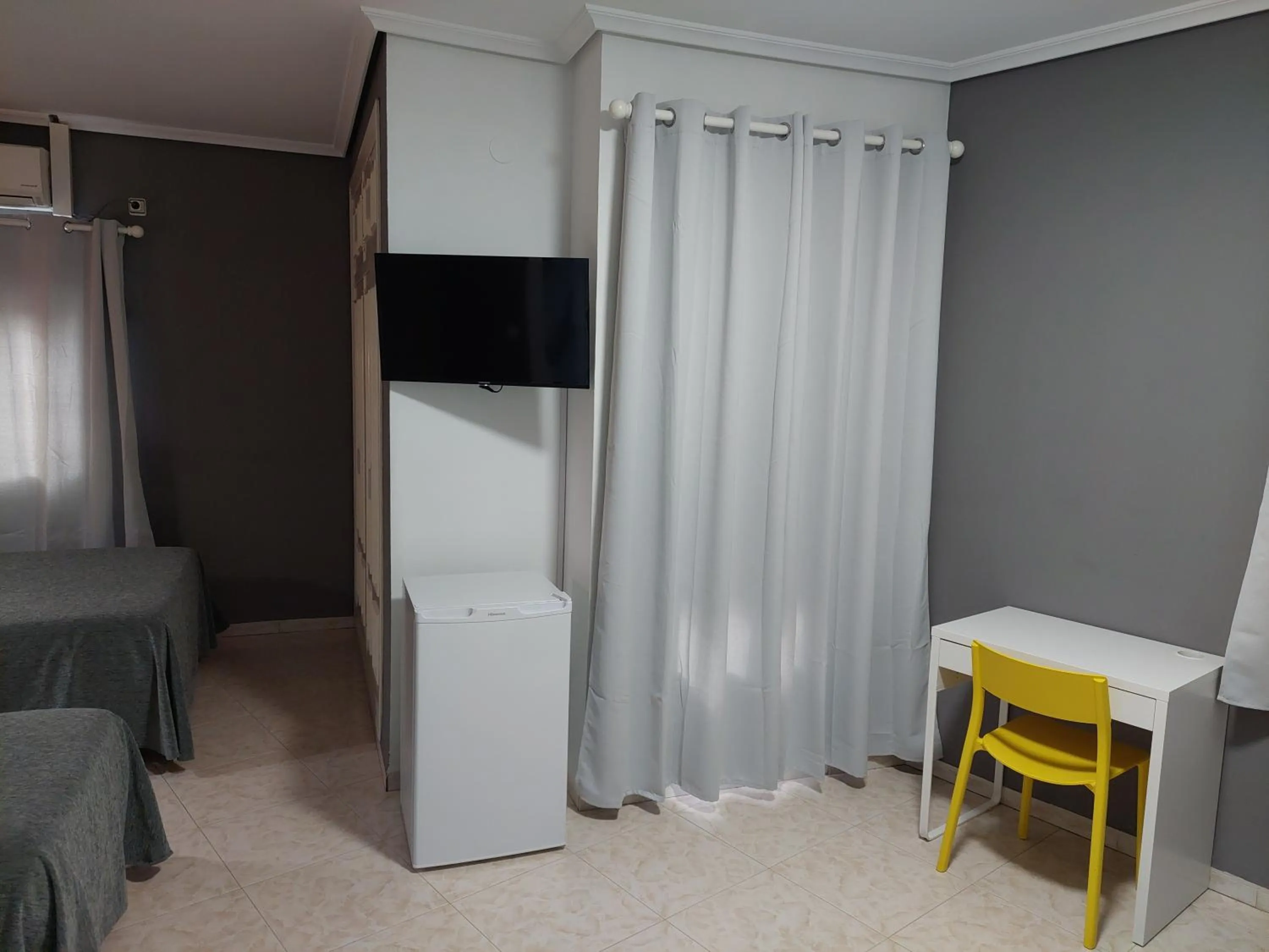 Communal lounge/ TV room, Bed in Hotel Cervantes