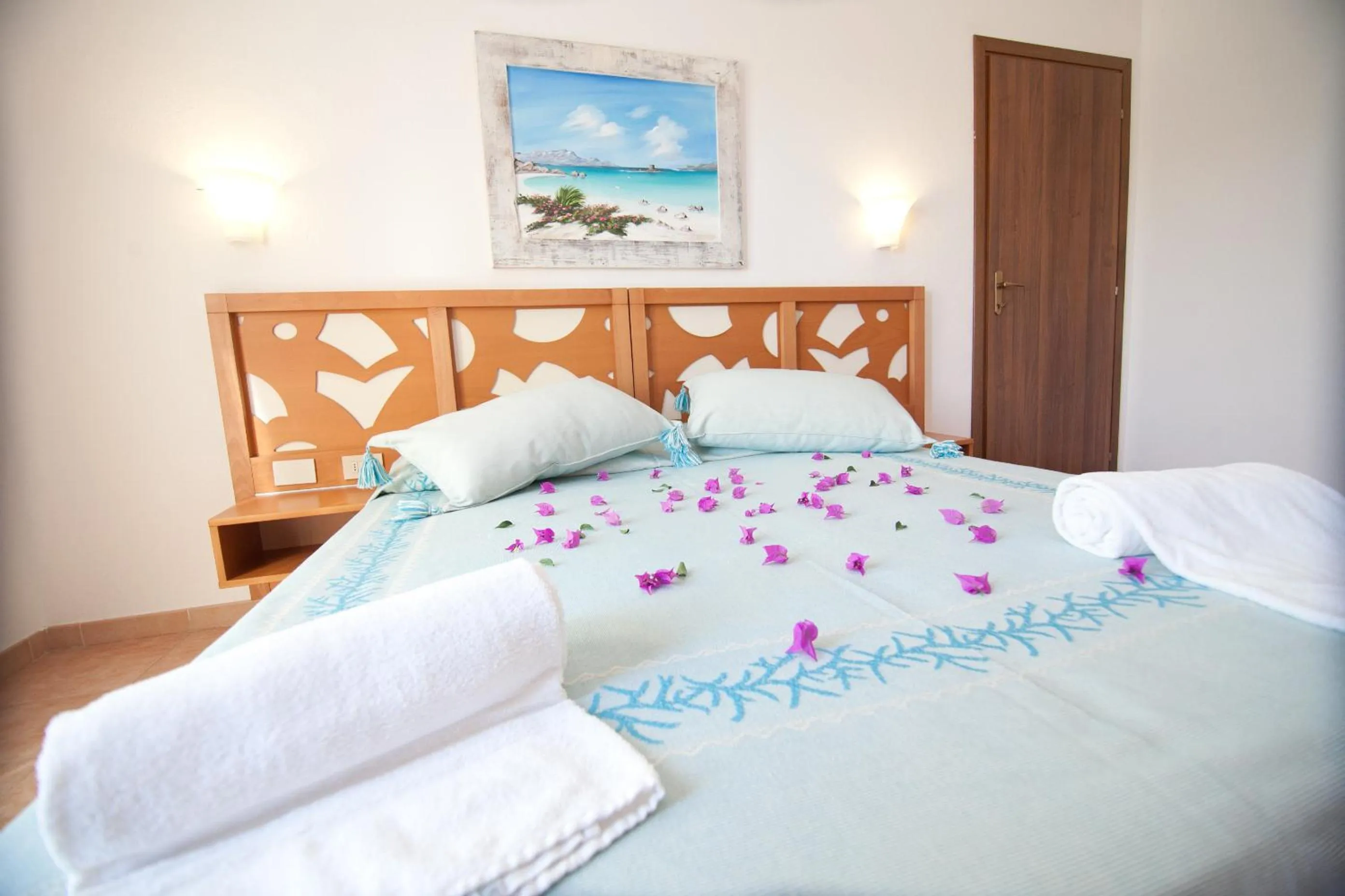 Photo of the whole room, Bed in Club Esse Gallura