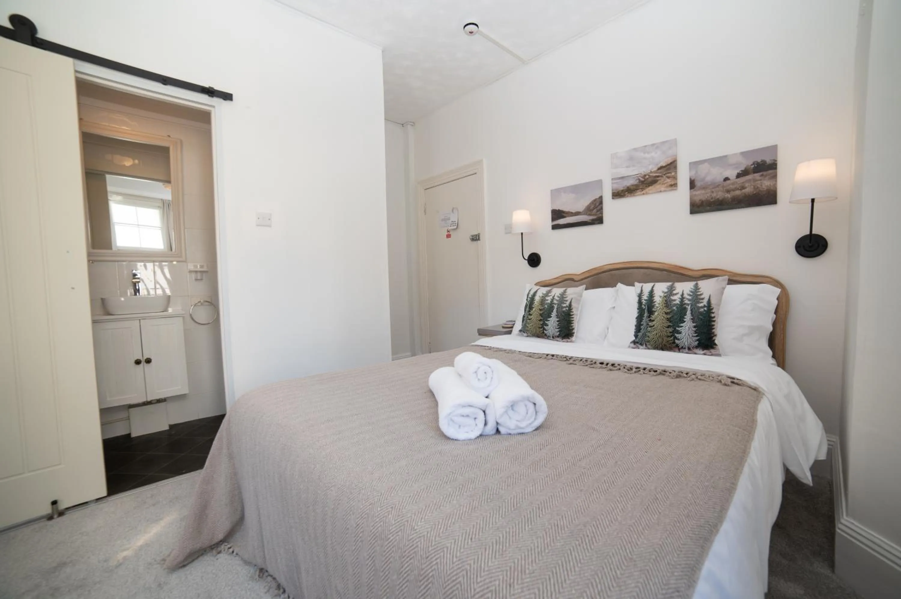 Bedroom, Bed in The Cherry Tree Guest House