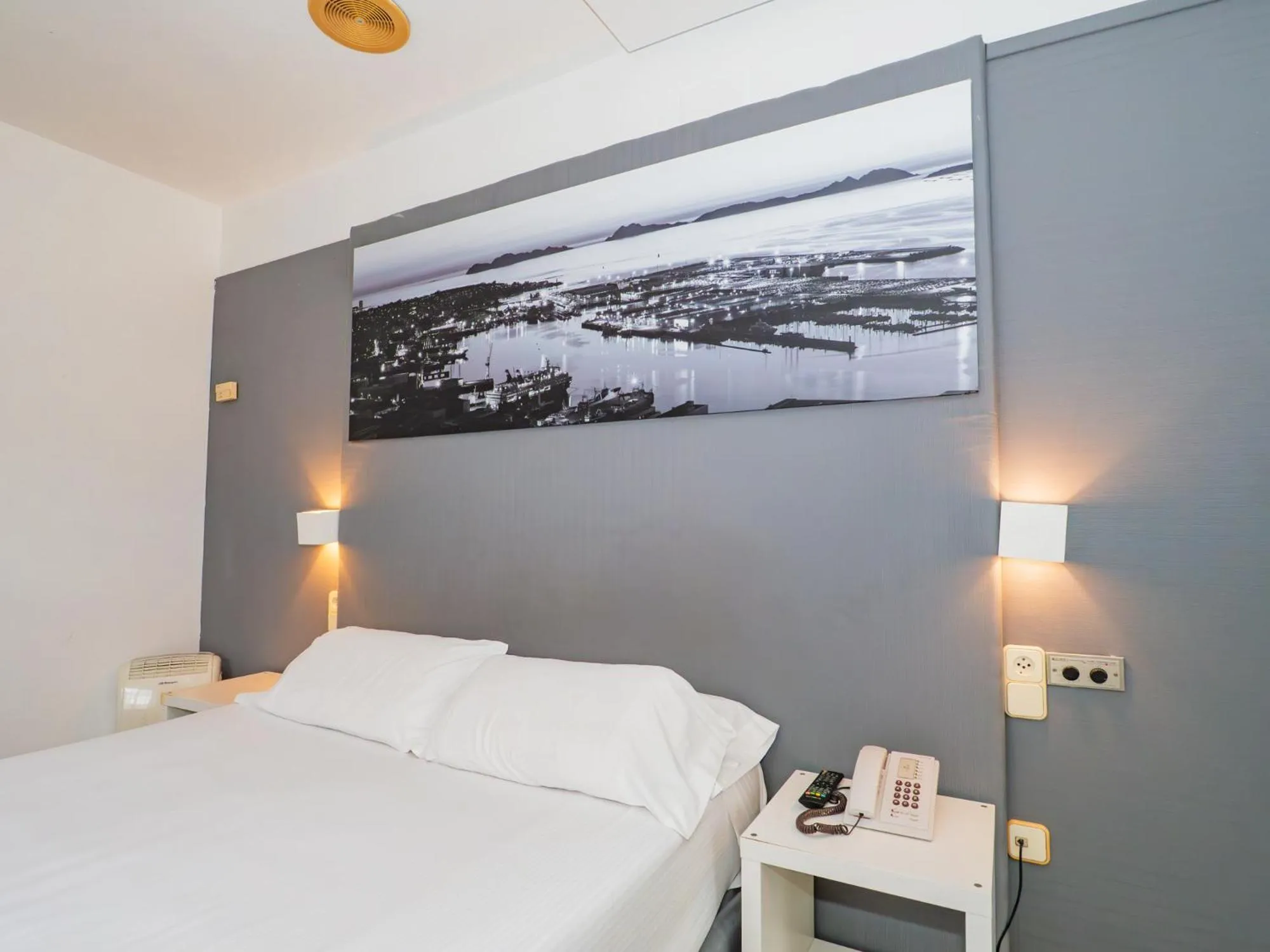 Bed in Hotel del Mar Vigo