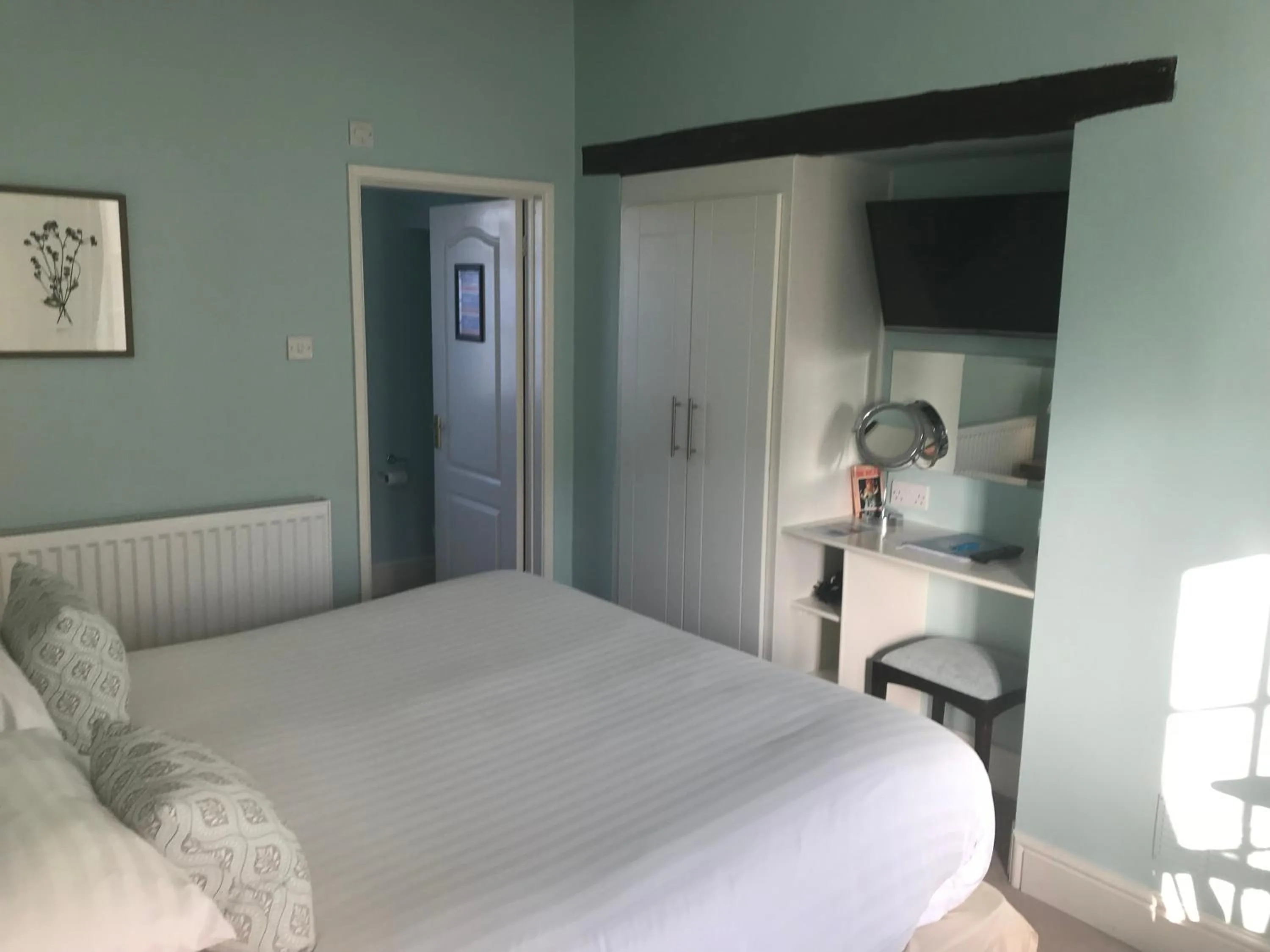 Photo of the whole room, Bed in The Swan At Hay