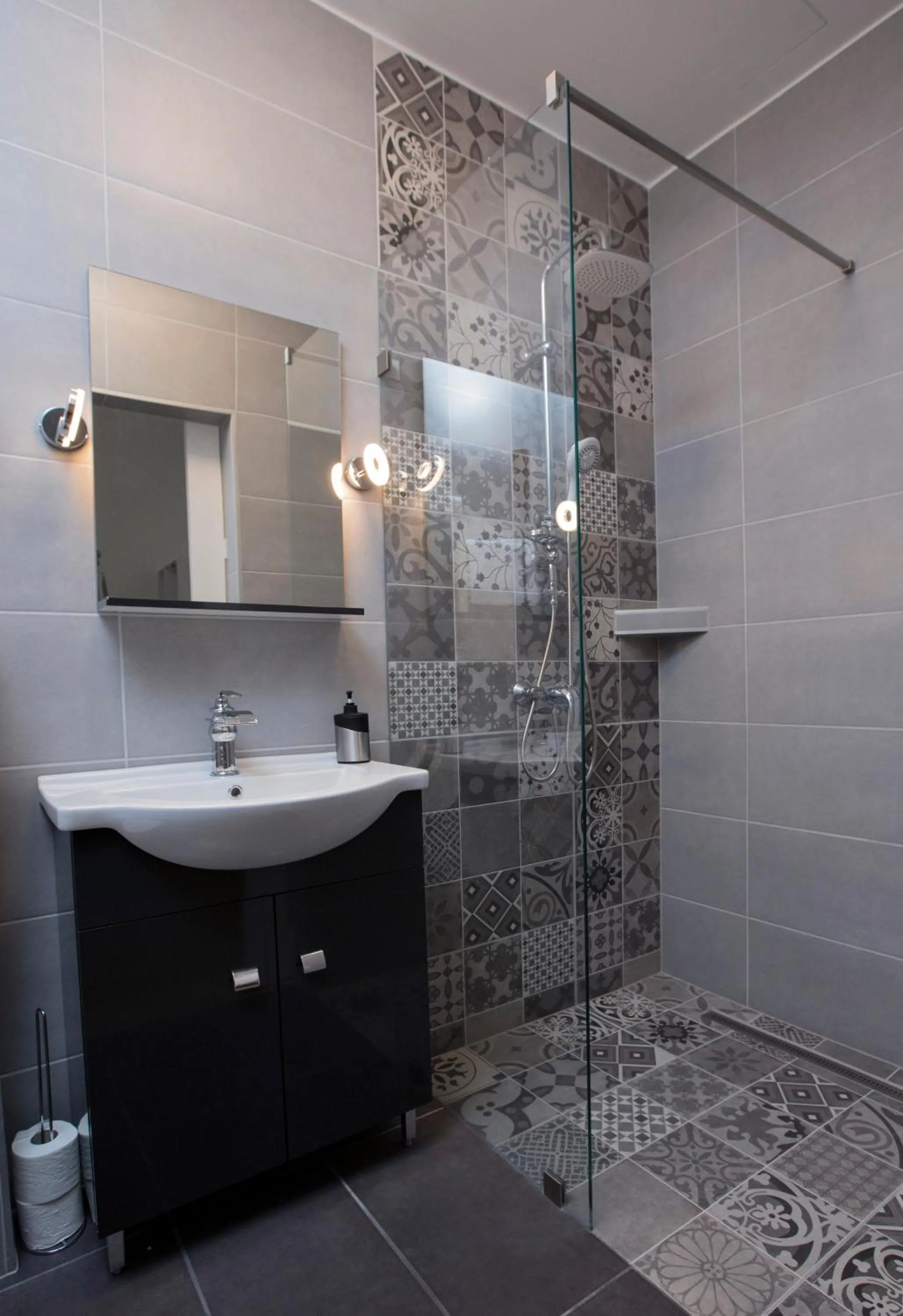 Shower in Dóm Apartman