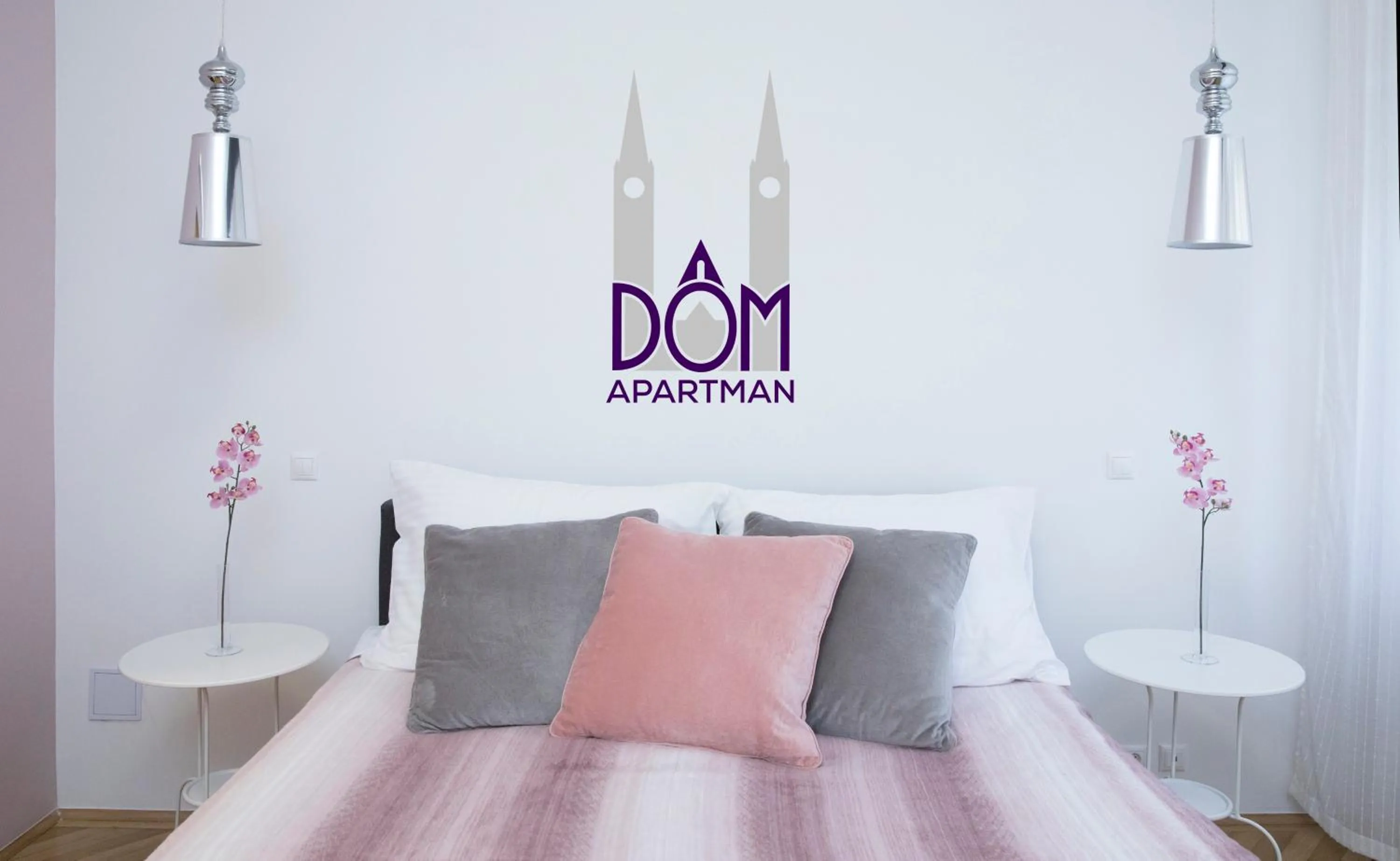 Property logo or sign, Bed in Dóm Apartman