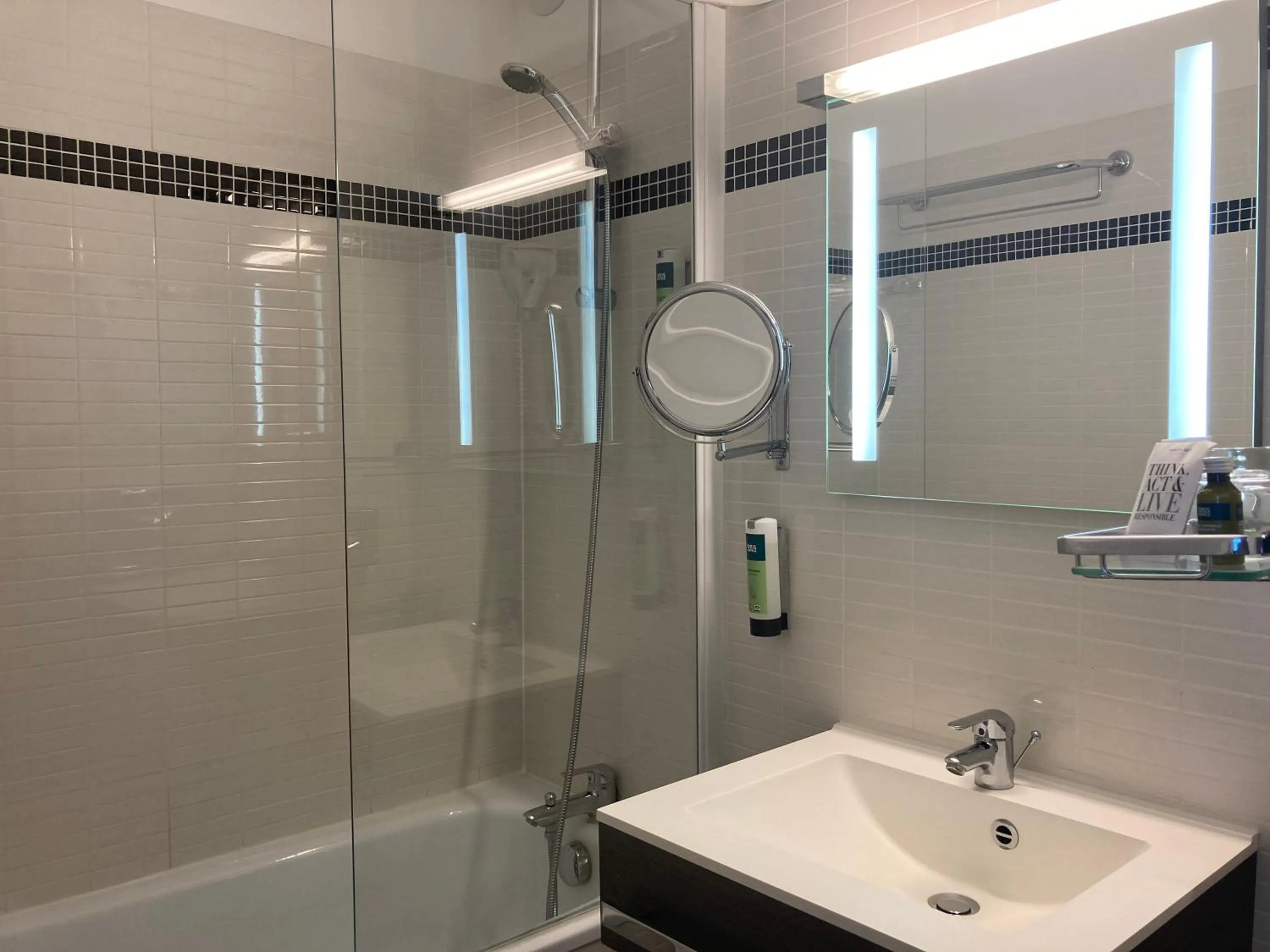 Bathroom in Logis Havvah Hôtel Gap