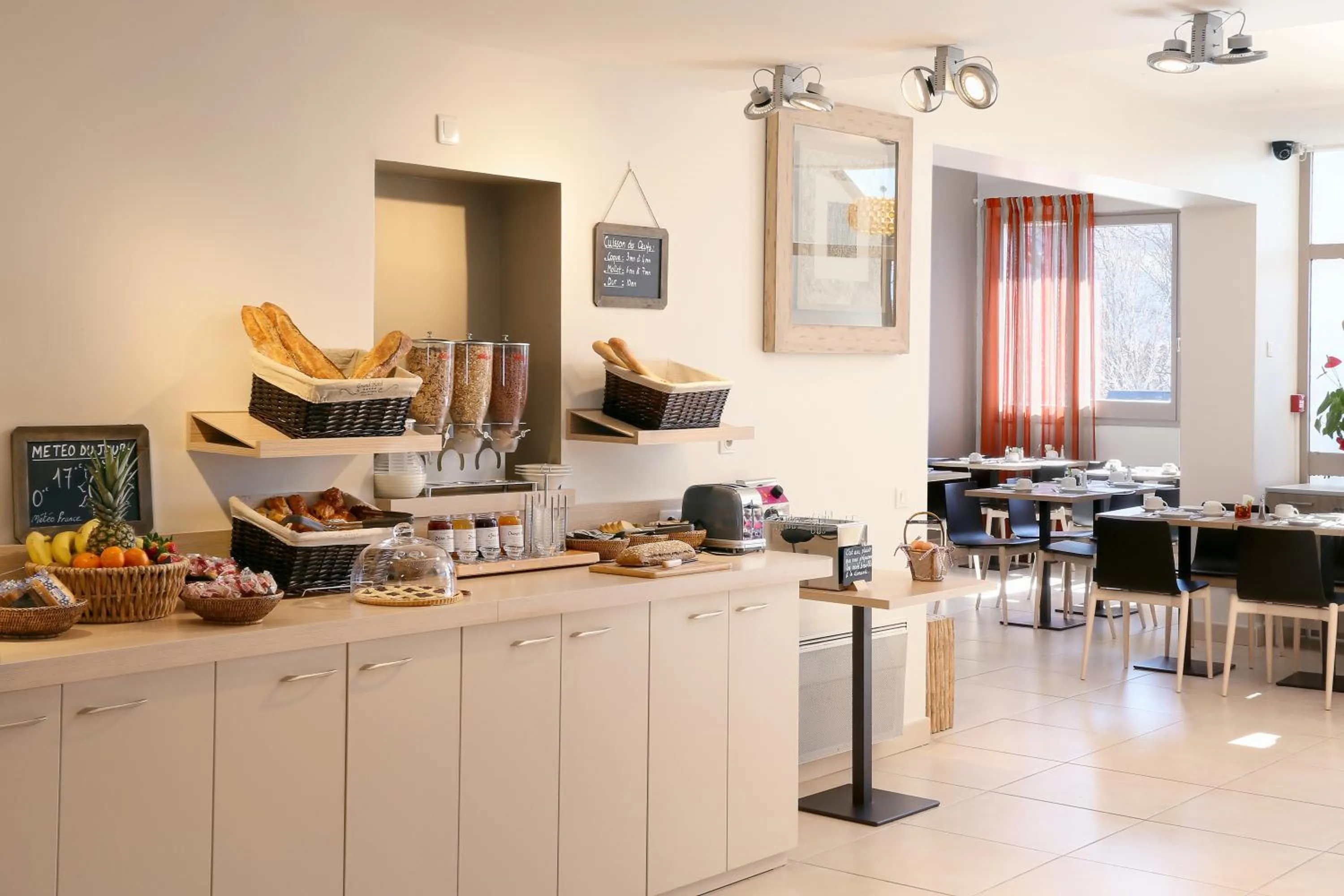 Buffet breakfast in Logis Havvah Hôtel Gap