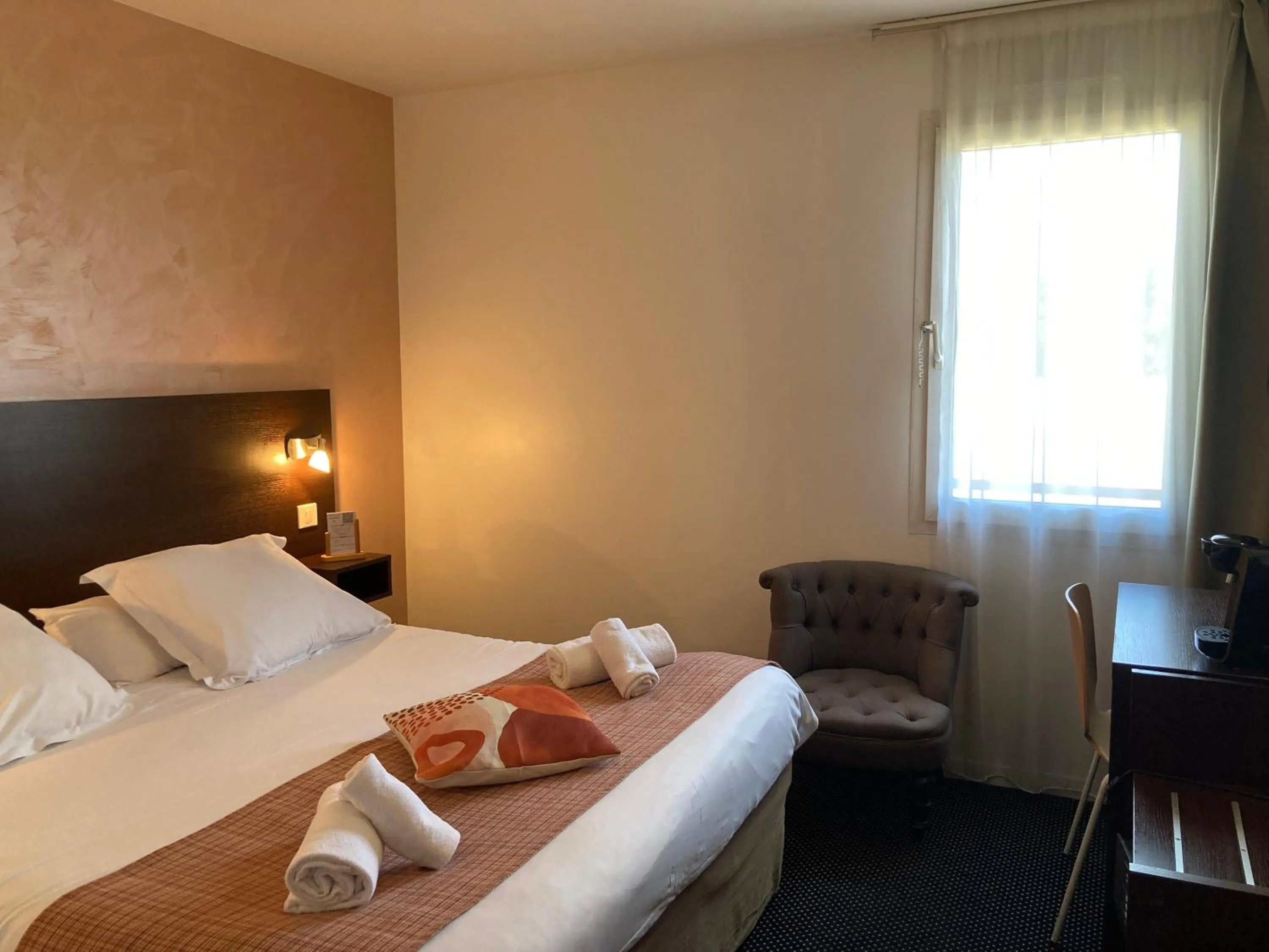 Bedroom, Bed in Logis Havvah Hôtel Gap