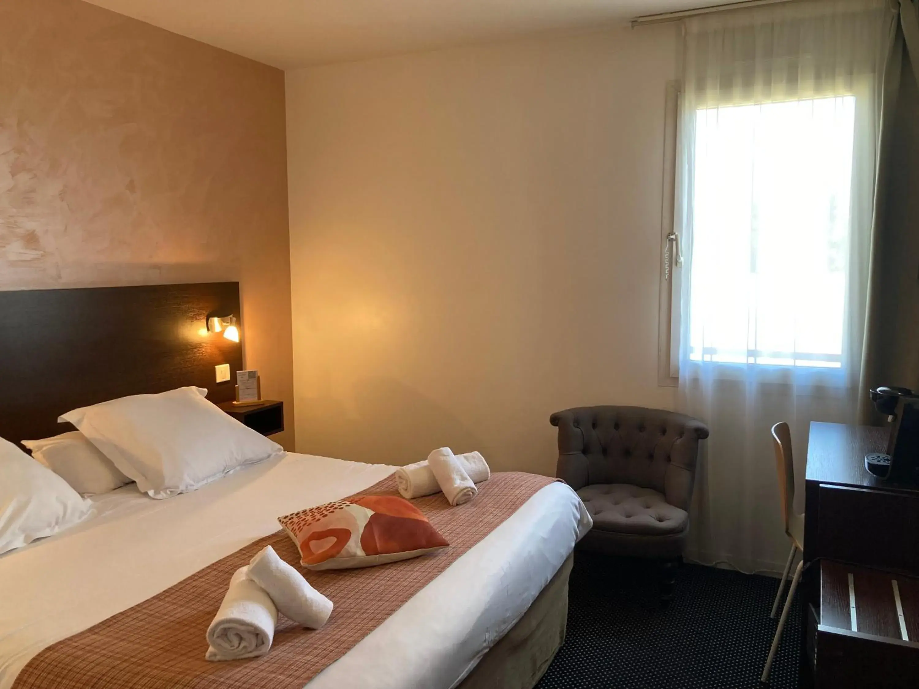 Bedroom, Bed in Logis Havvah Hôtel Gap Bedroom, Bed in Logis Havvah Hôtel Gap