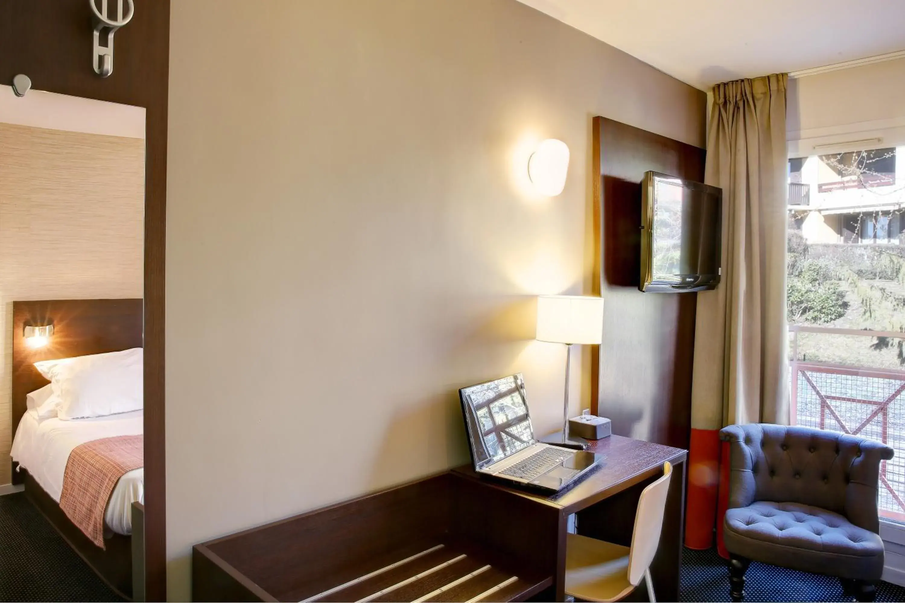TV and multimedia, Bed in Logis Havvah Hôtel Gap TV and multimedia, Bed in Logis Havvah Hôtel Gap