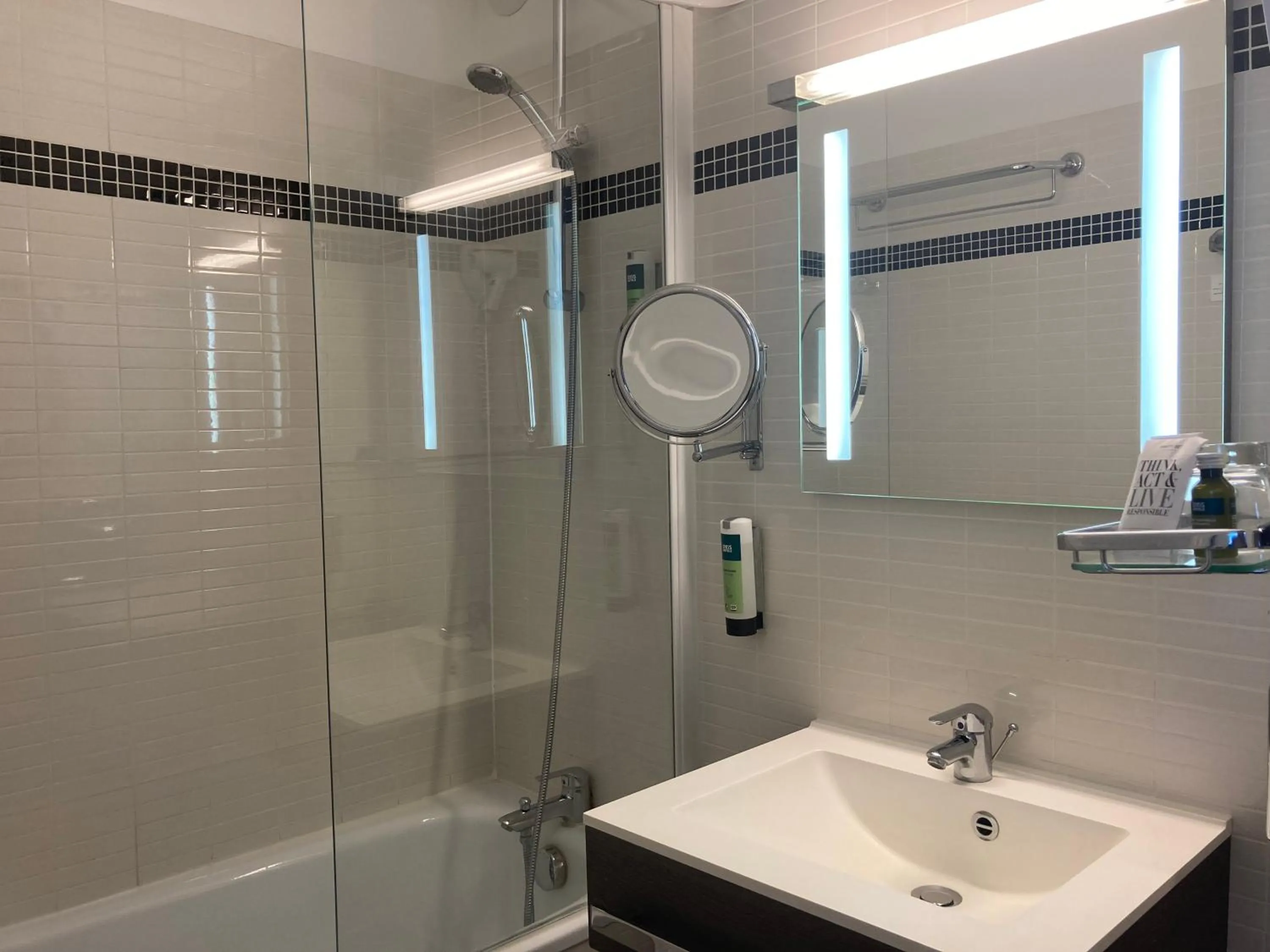 Bathroom in Logis Havvah Hôtel Gap