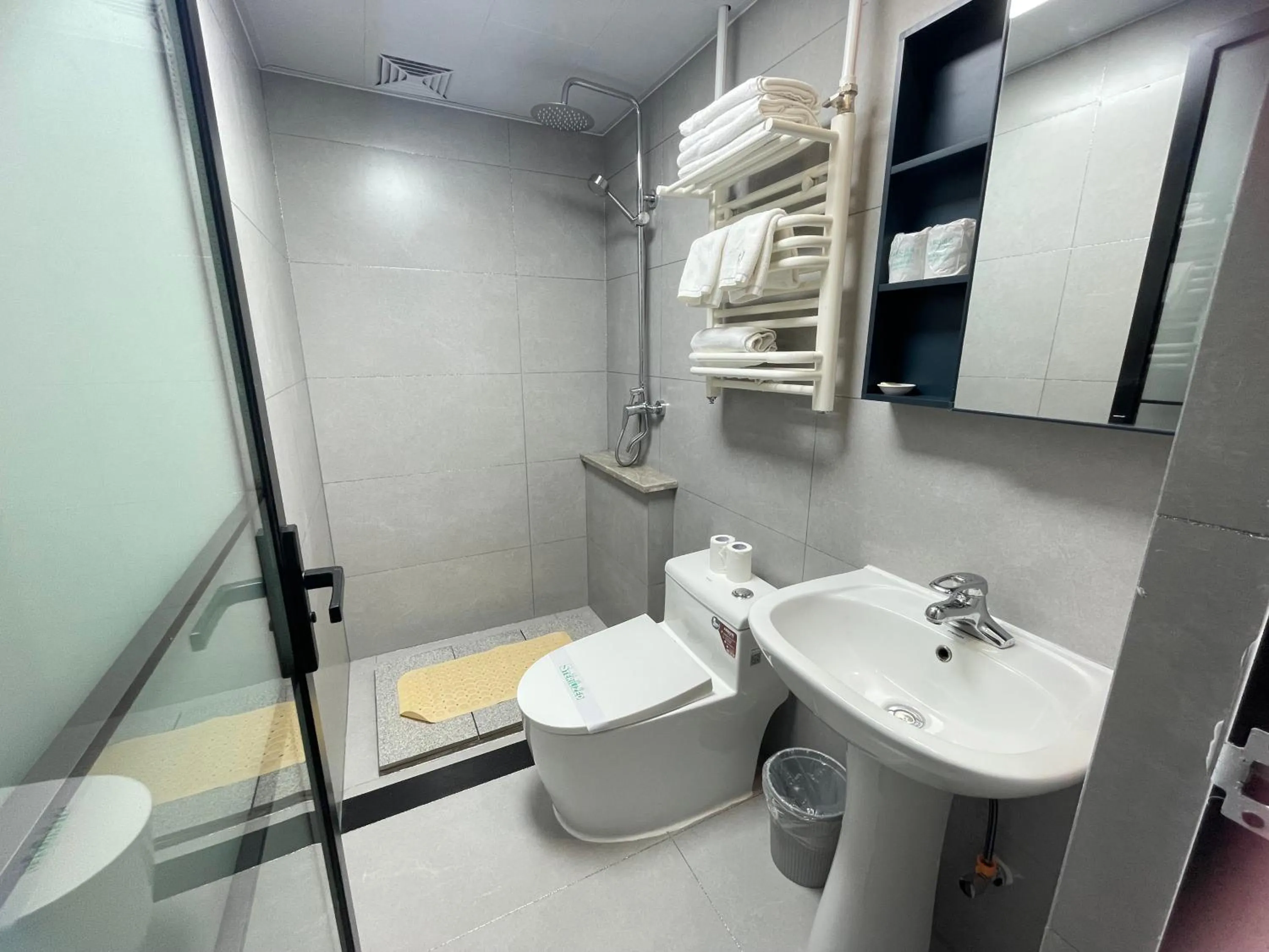 Toilet in Beijing RJ Brown city center hotel Forbidden City &Tian'anmen Square ,Near Subway line 8, 3min walk to Temple of Heaven, English Speaking reception , Laundry service ,Free wifi ,Oneday tour to Greatwall