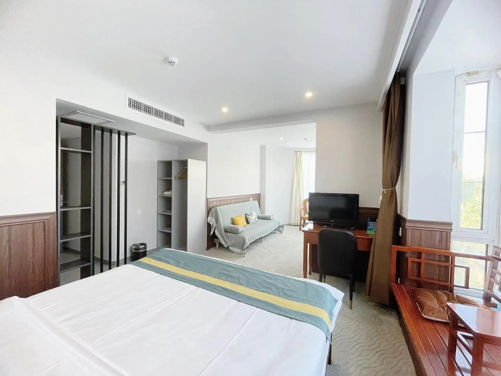 Bed in Beijing RJ Brown city center hotel Forbidden City &Tian'anmen Square ,Near Subway line 8, 3min walk to Temple of Heaven, English Speaking reception , Laundry service ,Free wifi ,Oneday tour to Greatwall