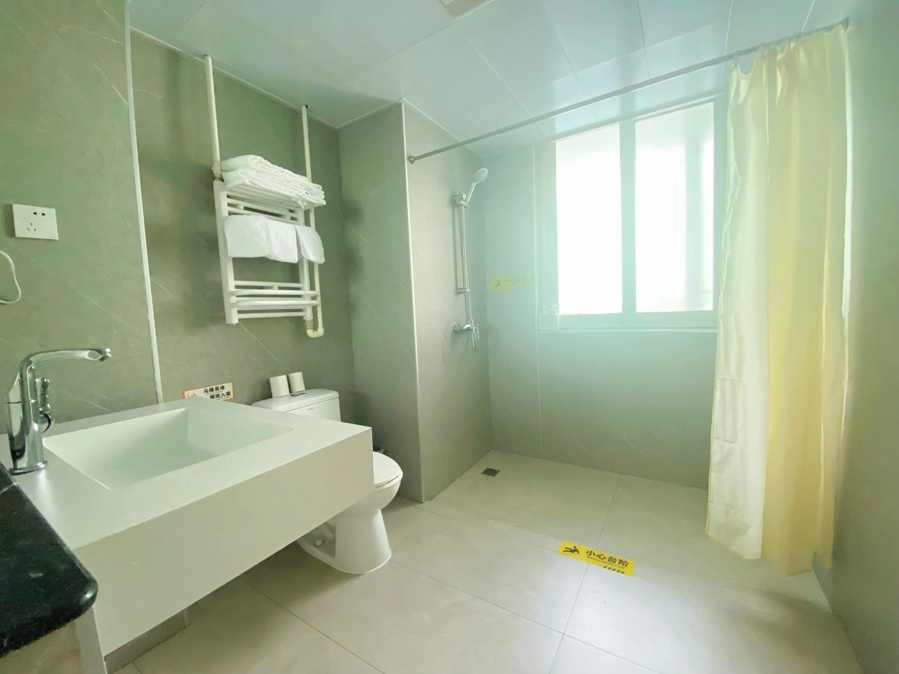 Shower in Beijing RJ Brown City Center Hotel Tian An Men Forbidden City