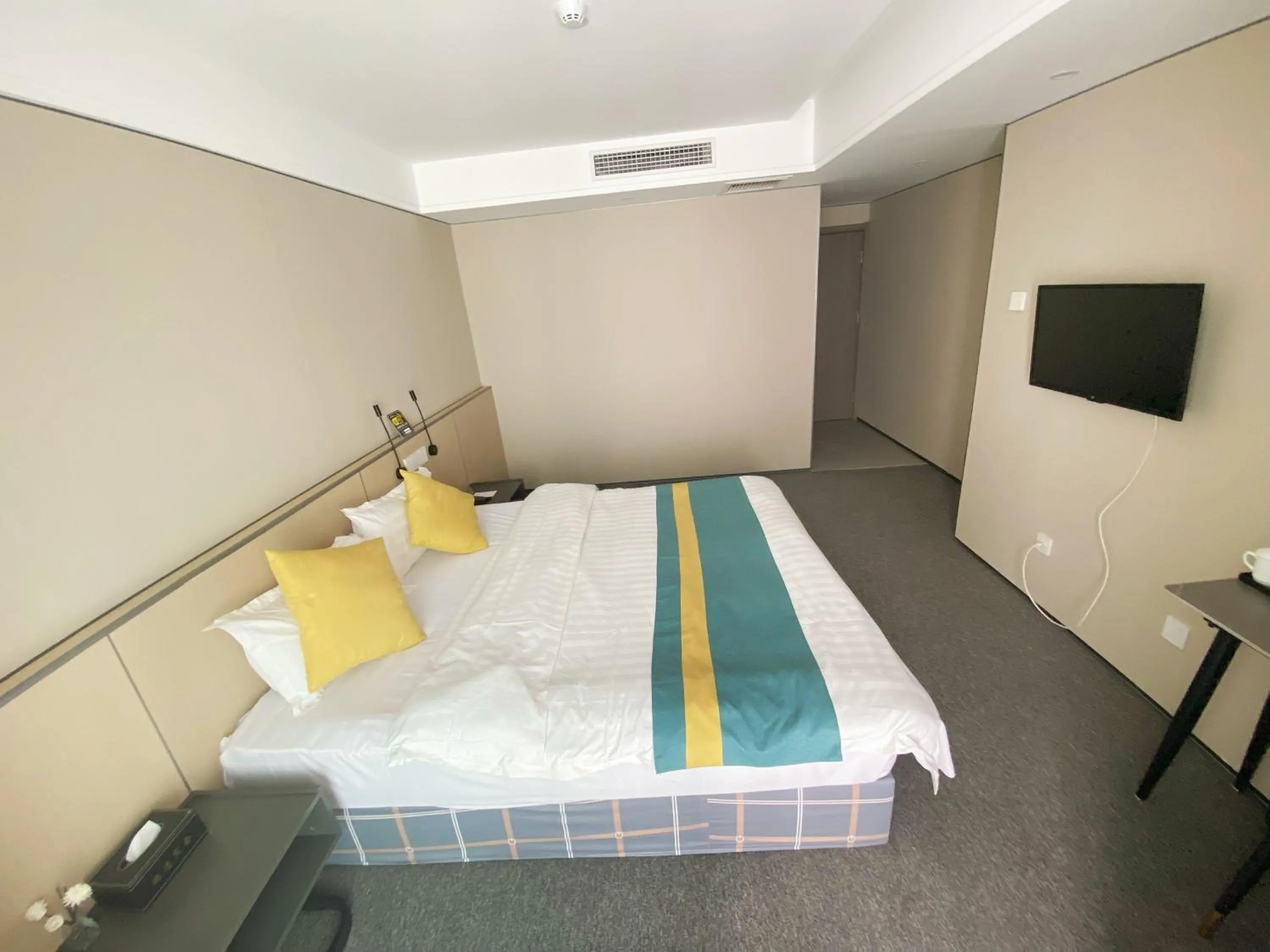 Bed in Beijing RJ Brown city center hotel Forbidden City &Tian'anmen Square ,Near Subway line 8, 3min walk to Temple of Heaven, English Speaking reception , Laundry service ,Free wifi ,Oneday tour to Greatwall