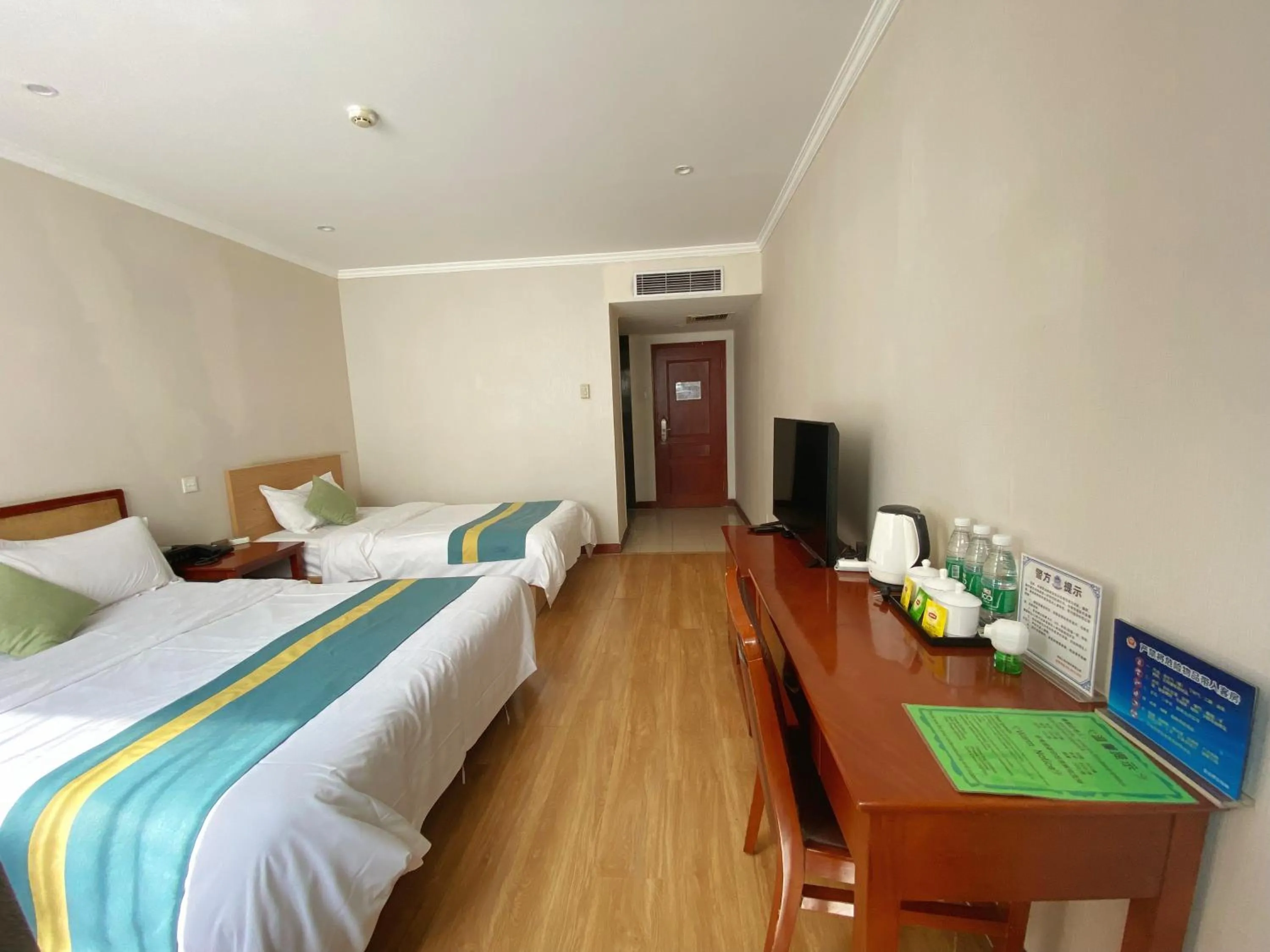 Bed in Beijing RJ Brown city center hotel Forbidden City &Tian'anmen Square ,Near Subway line 8, 3min walk to Temple of Heaven, English Speaking reception , Laundry service ,Free wifi ,Oneday tour to Greatwall