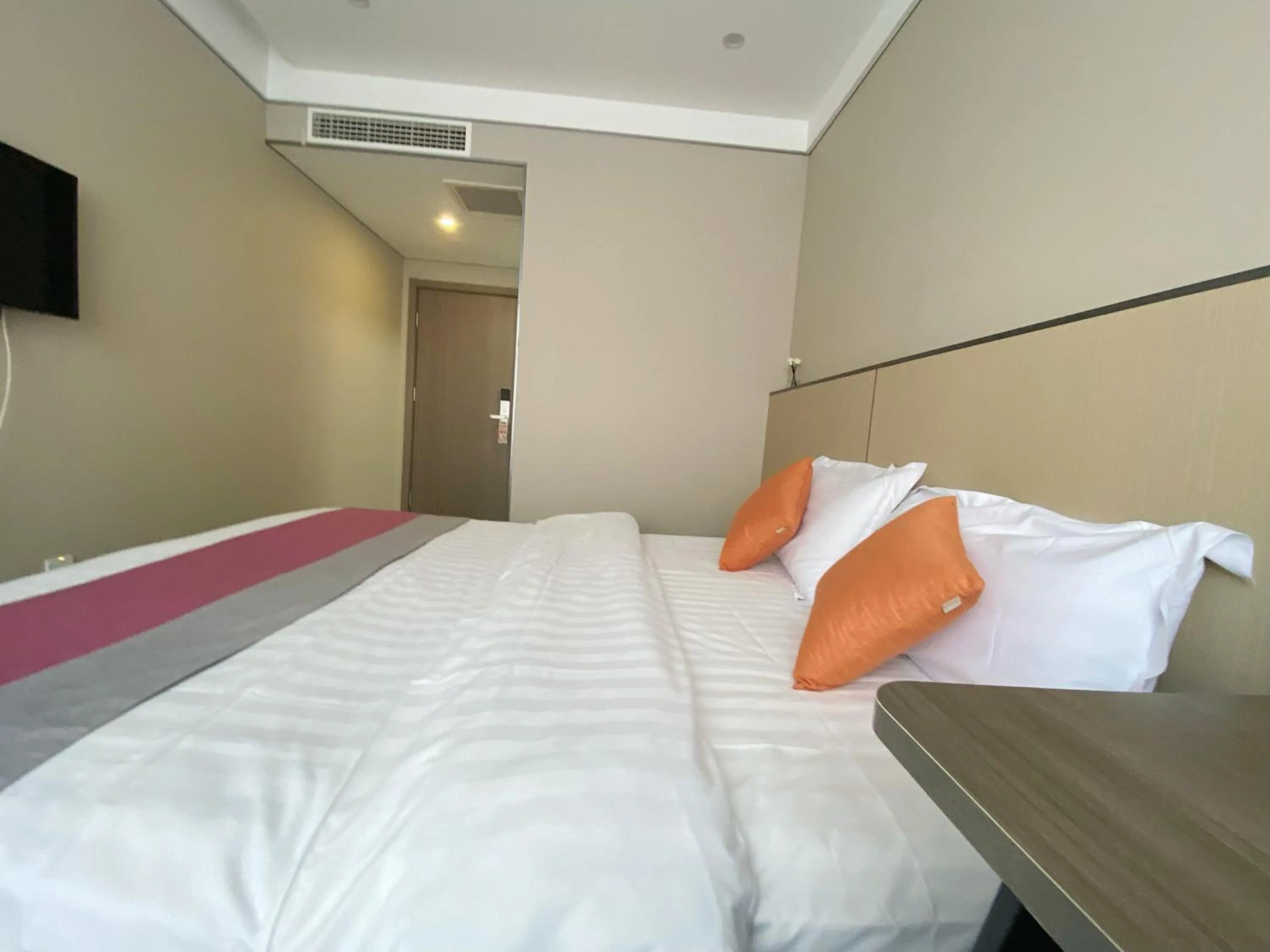 Bed in Beijing RJ Brown city center hotel Forbidden City &Tian'anmen Square ,Near Subway line 8, 3min walk to Temple of Heaven, English Speaking reception , Laundry service ,Free wifi ,Oneday tour to Greatwall
