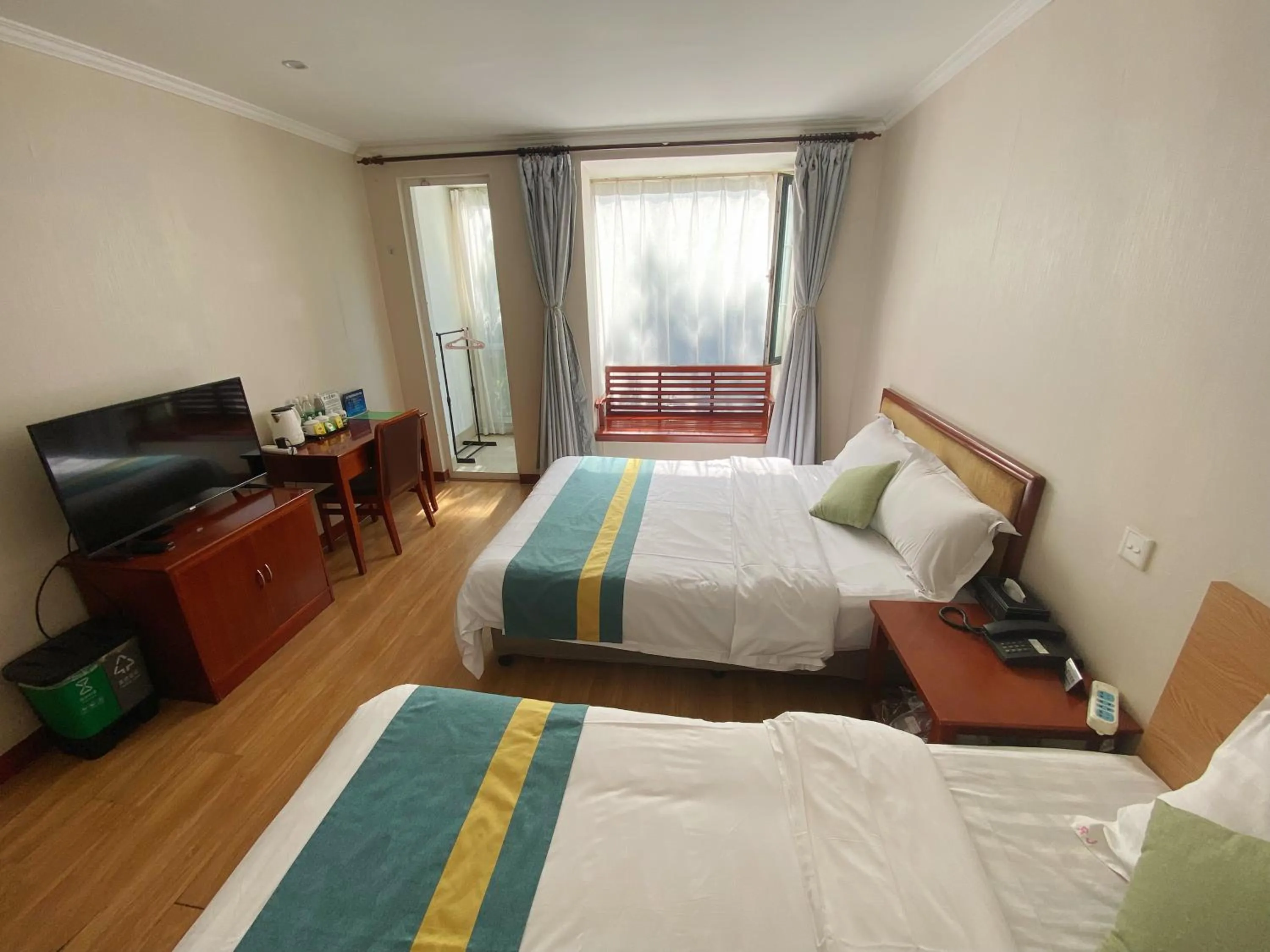 Bed in Beijing RJ Brown city center hotel Forbidden City &Tian'anmen Square ,Near Subway line 8, 3min walk to Temple of Heaven, English Speaking reception , Laundry service ,Free wifi ,Oneday tour to Greatwall