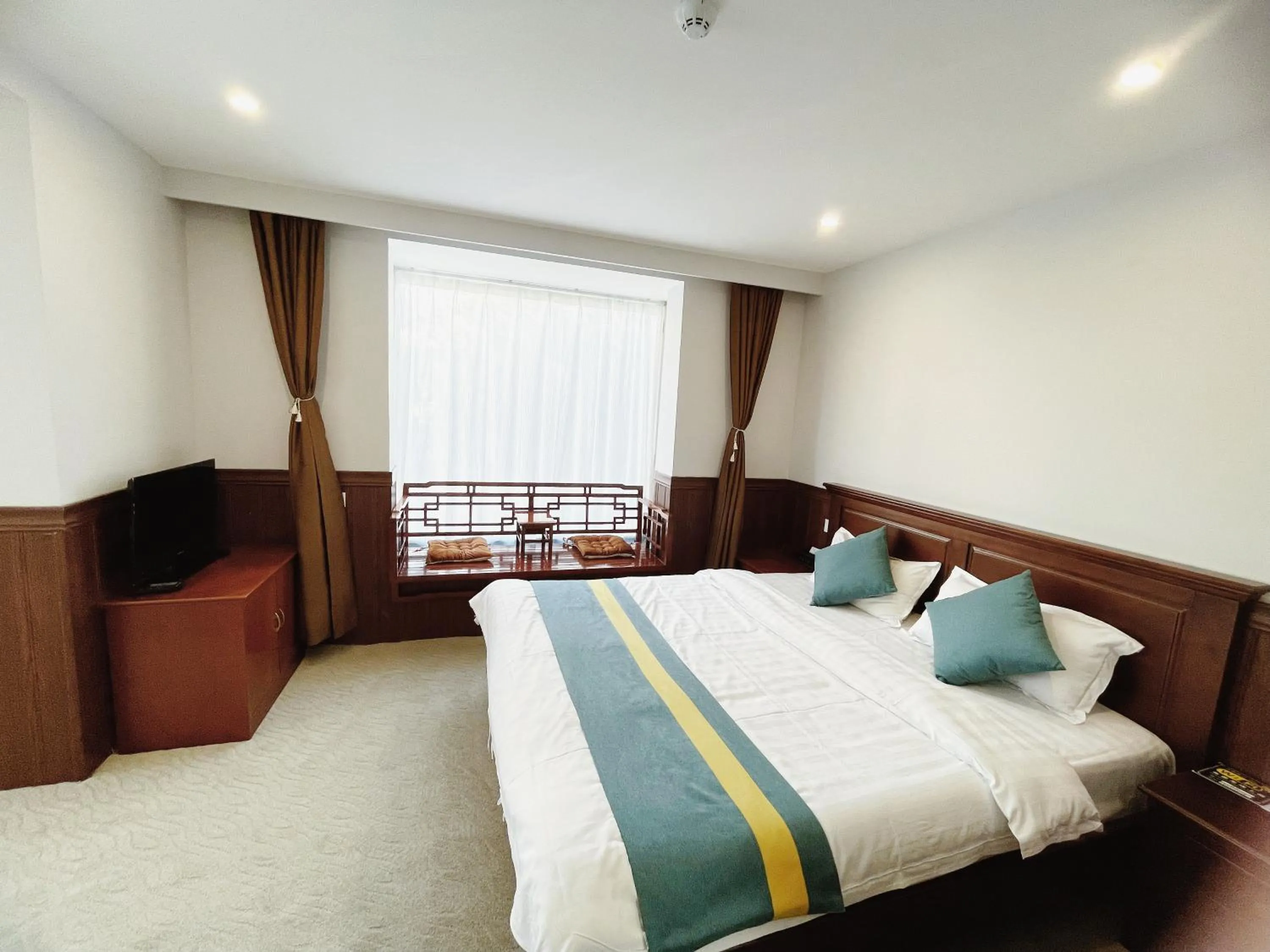 Bed in Beijing RJ Brown city center hotel Forbidden City &Tian'anmen Square ,Near Subway line 8, 3min walk to Temple of Heaven, English Speaking reception , Laundry service ,Free wifi ,Oneday tour to Greatwall