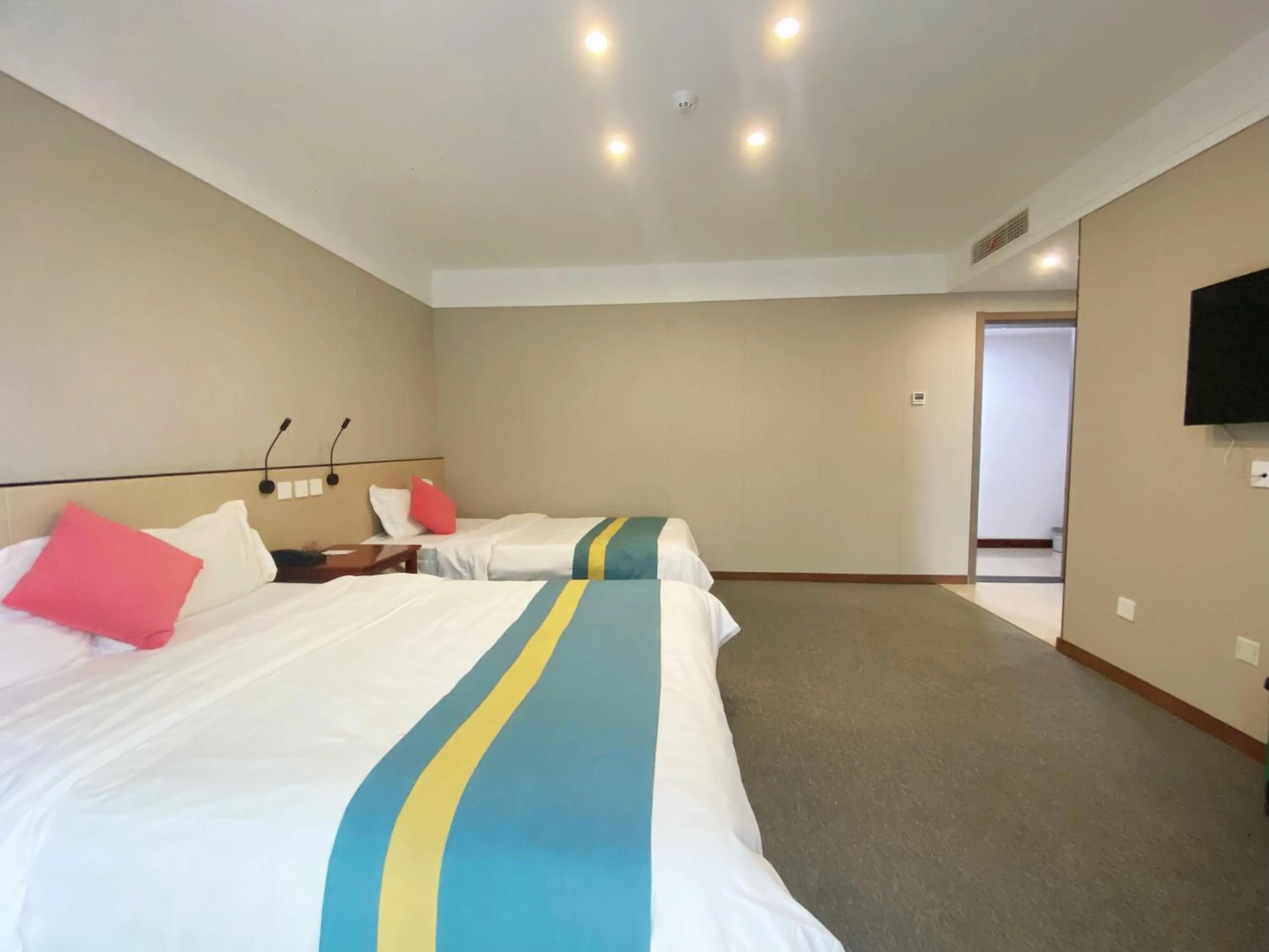 Bed in Beijing RJ Brown city center hotel Forbidden City &Tian'anmen Square ,Near Subway line 8, 3min walk to Temple of Heaven, English Speaking reception , Laundry service ,Free wifi ,Oneday tour to Greatwall