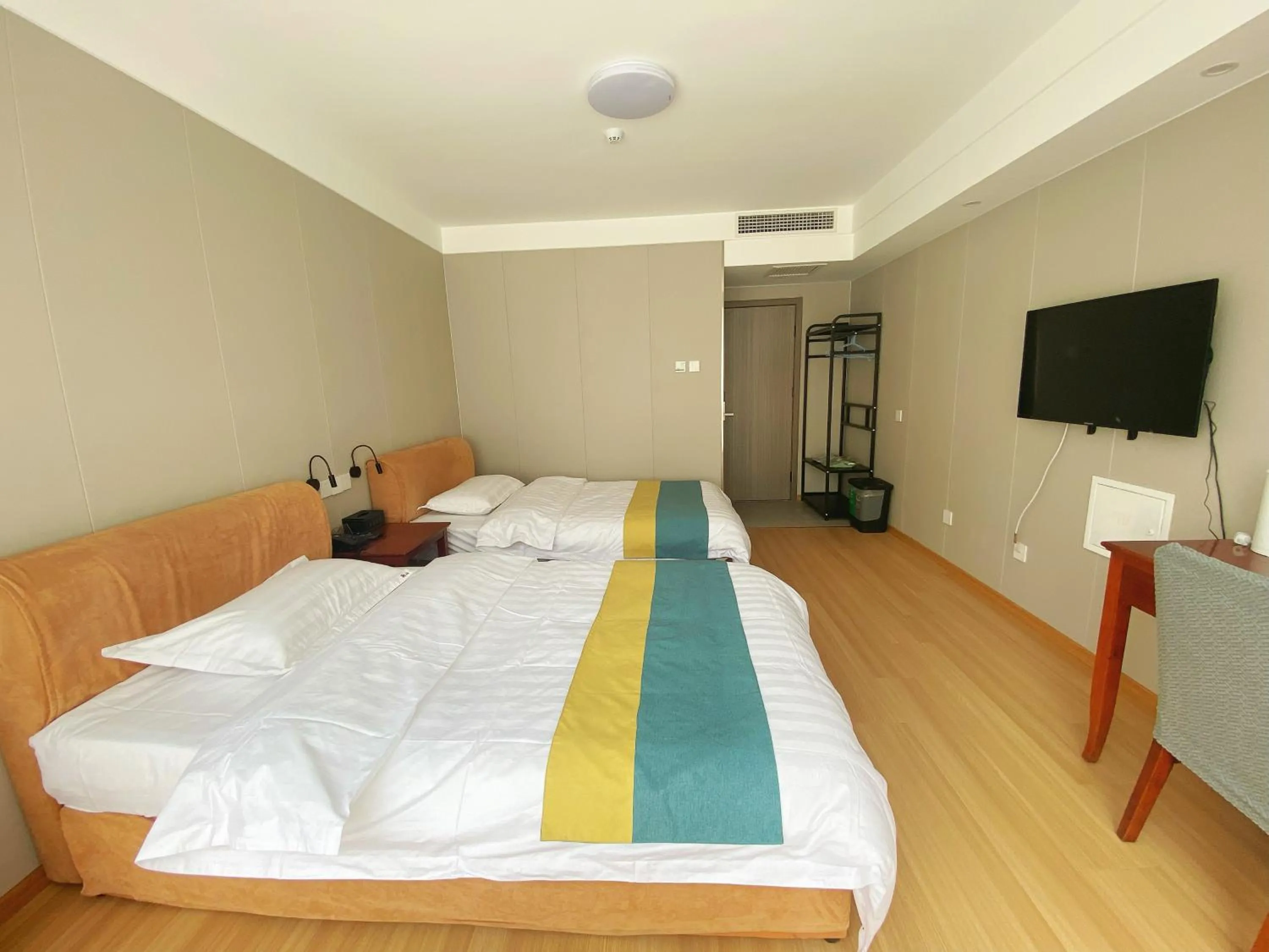 Bed in Beijing RJ Brown city center hotel Forbidden City &Tian'anmen Square ,Near Subway line 8, 3min walk to Temple of Heaven, English Speaking reception , Laundry service ,Free wifi ,Oneday tour to Greatwall