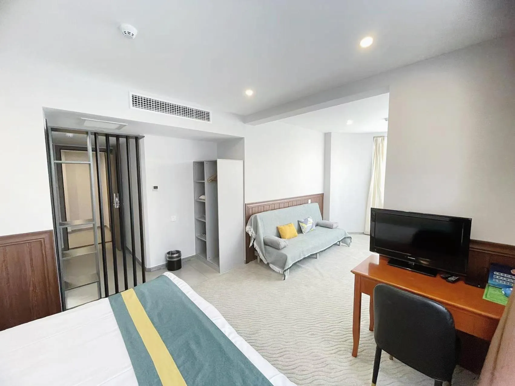 hair dresser, Bed in Beijing RJ Brown city center hotel Forbidden City &Tian'anmen Square ,Near Subway line 8, 3min walk to Temple of Heaven, English Speaking reception , Laundry service ,Free wifi ,Oneday tour to Greatwall