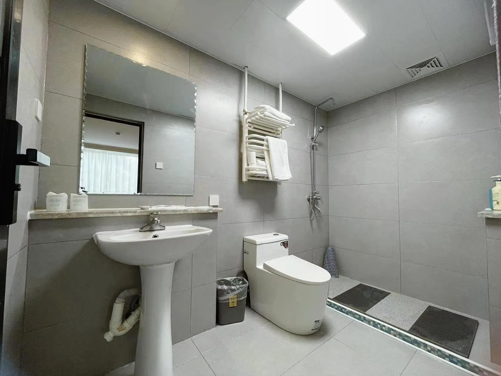 Toilet in Beijing RJ Brown city center hotel Forbidden City &Tian'anmen Square ,Near Subway line 8, 3min walk to Temple of Heaven, English Speaking reception , Laundry service ,Free wifi ,Oneday tour to Greatwall