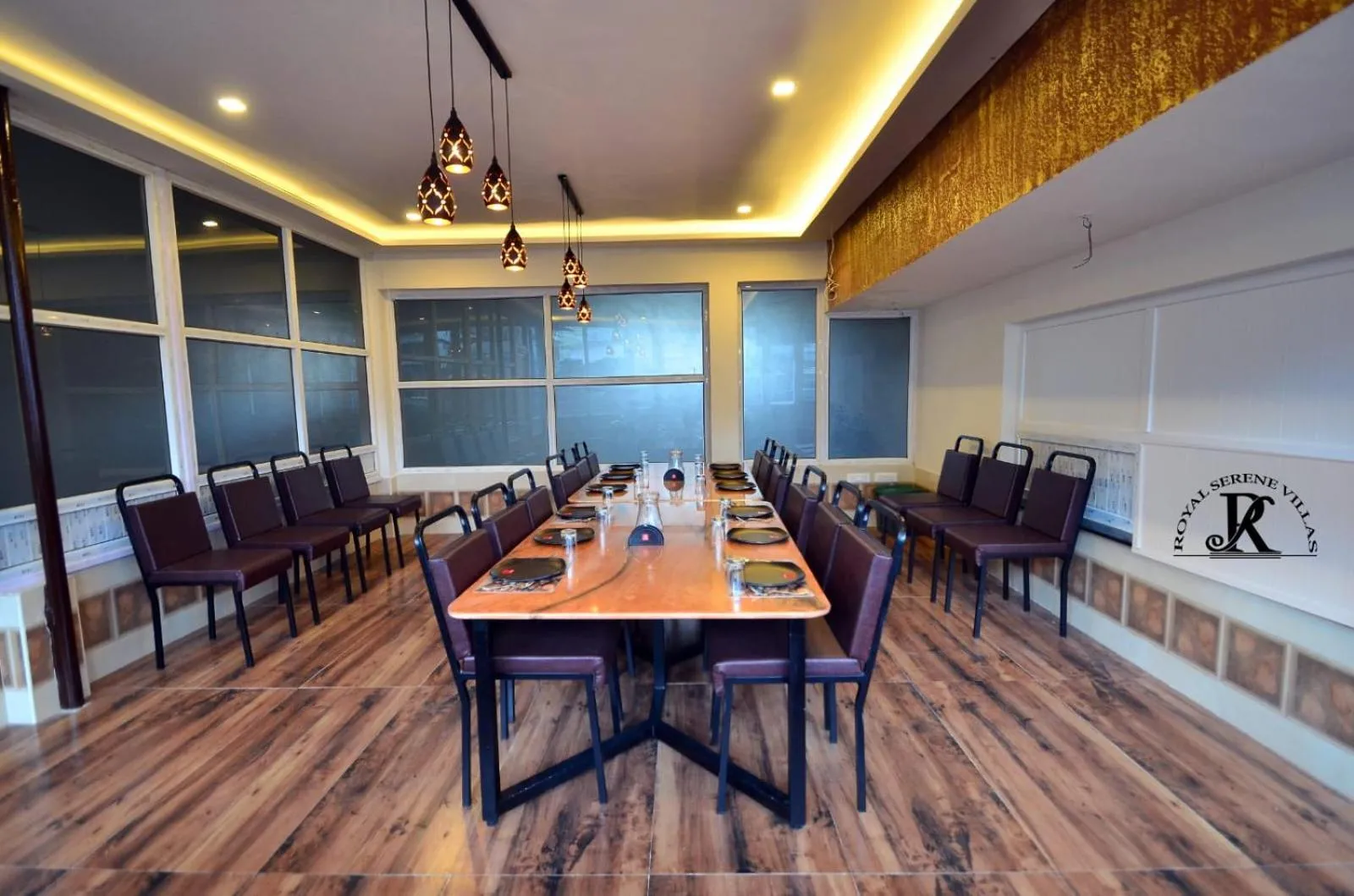Restaurant/places to eat in Royal Serene Villas