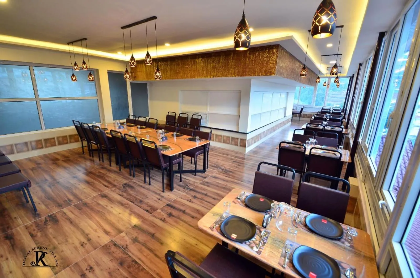 Restaurant/places to eat in Royal Serene Villas