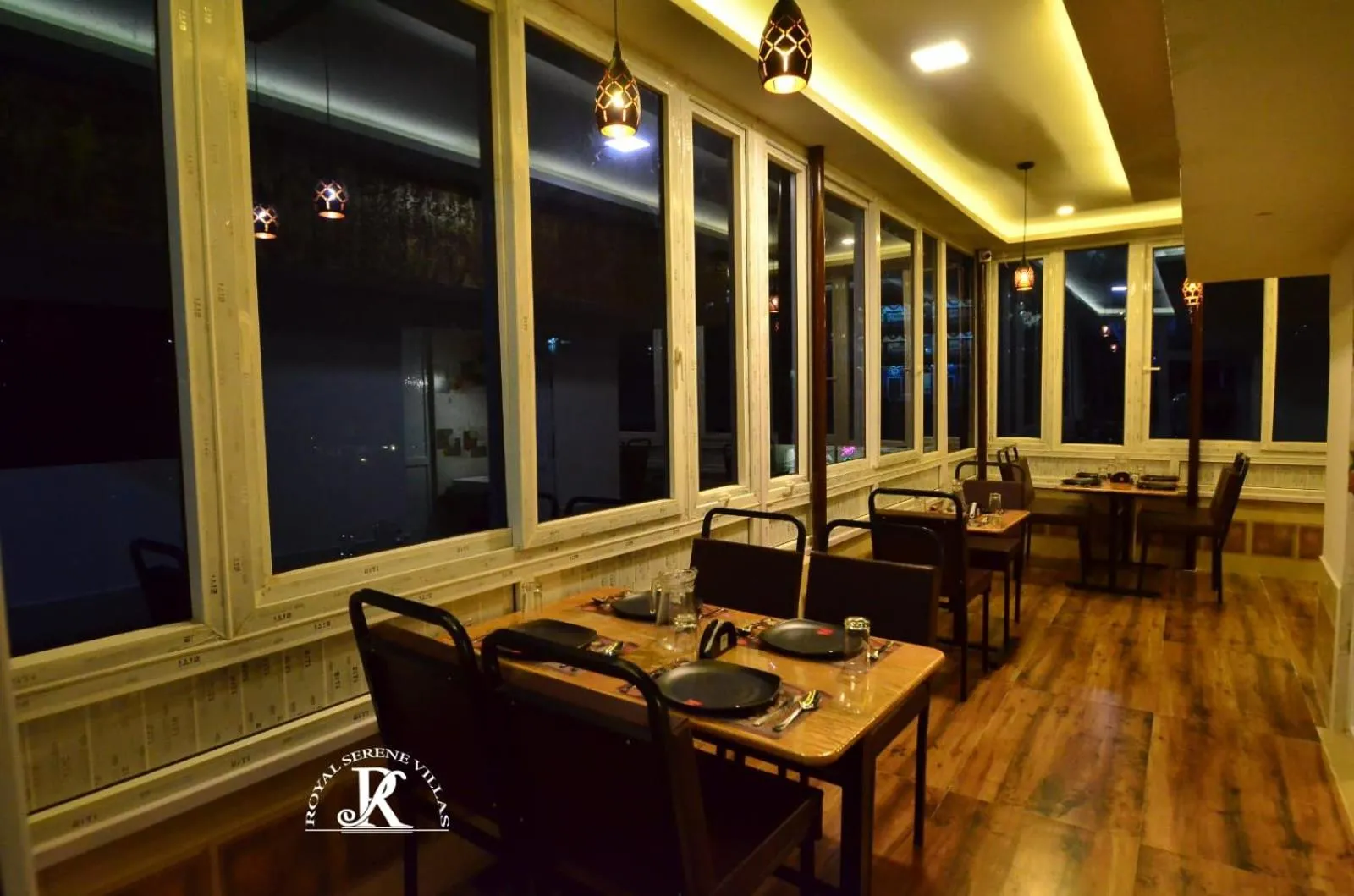 Restaurant/places to eat in Royal Serene Villas