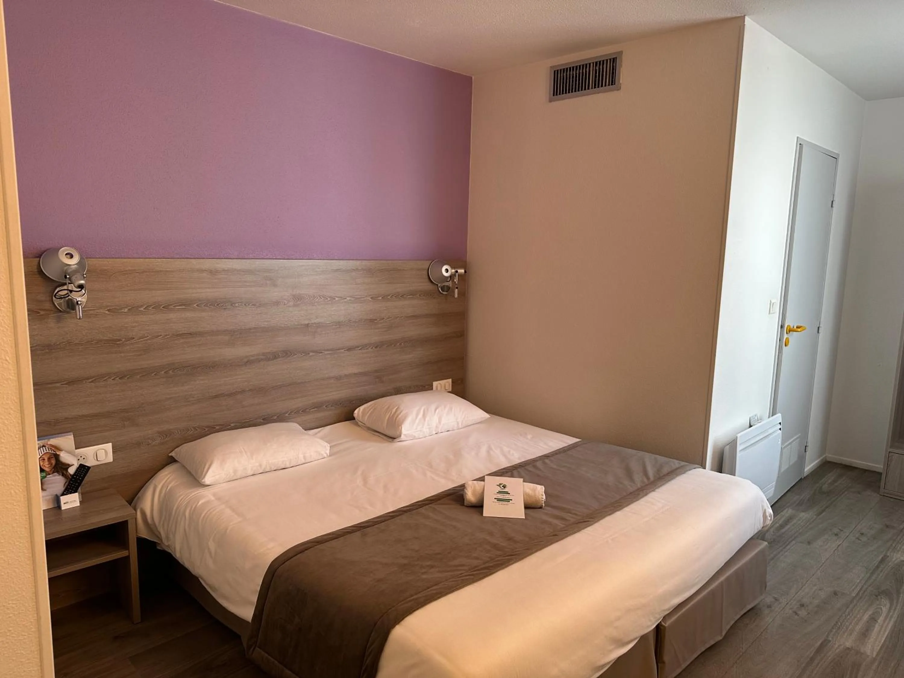 Shower, Bed in The Originals City, Hôtel Nevers Centre Gare (Inter-Hotel)