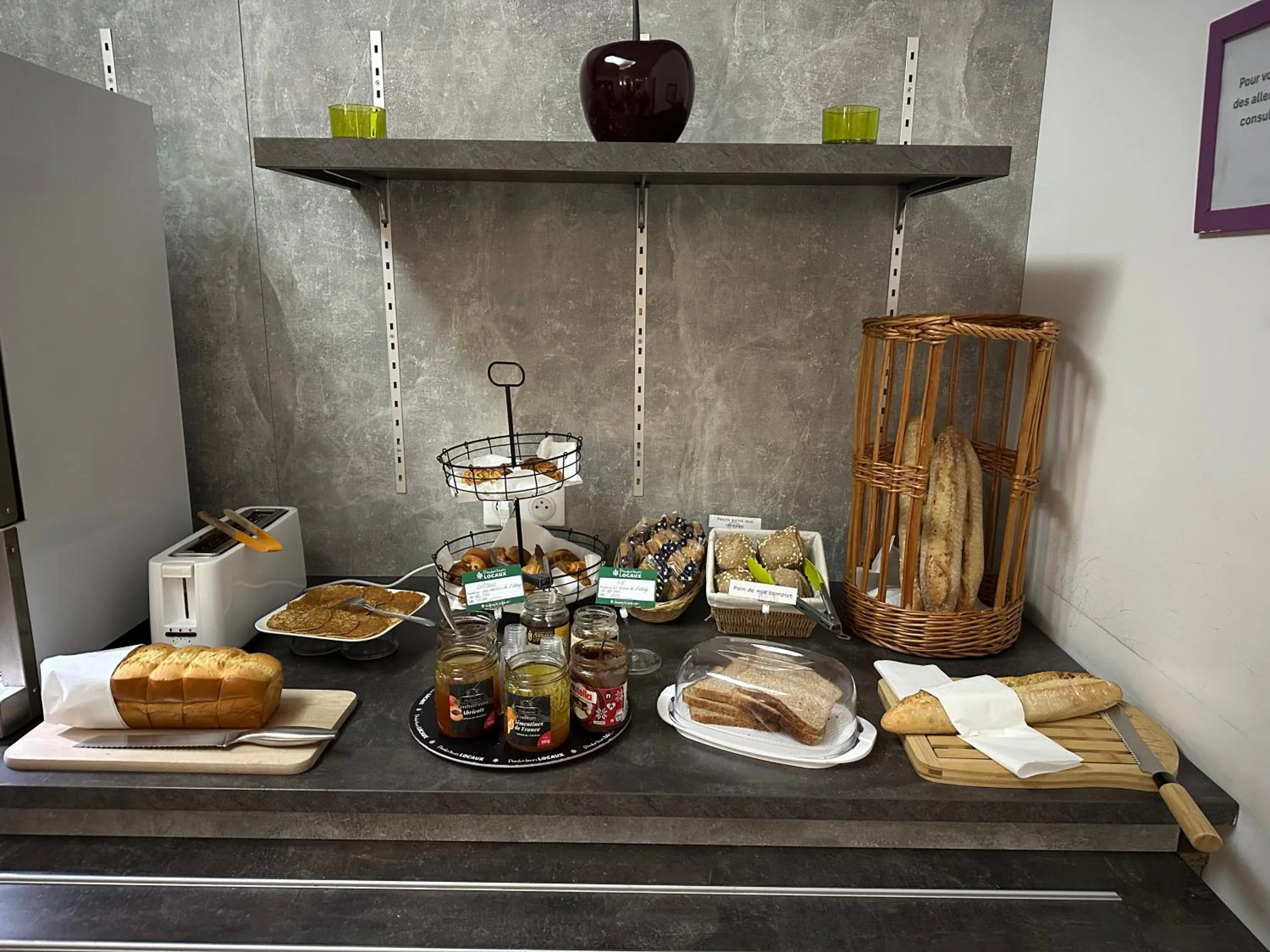 Breakfast in The Originals City, Hôtel Nevers Centre Gare (Inter-Hotel)