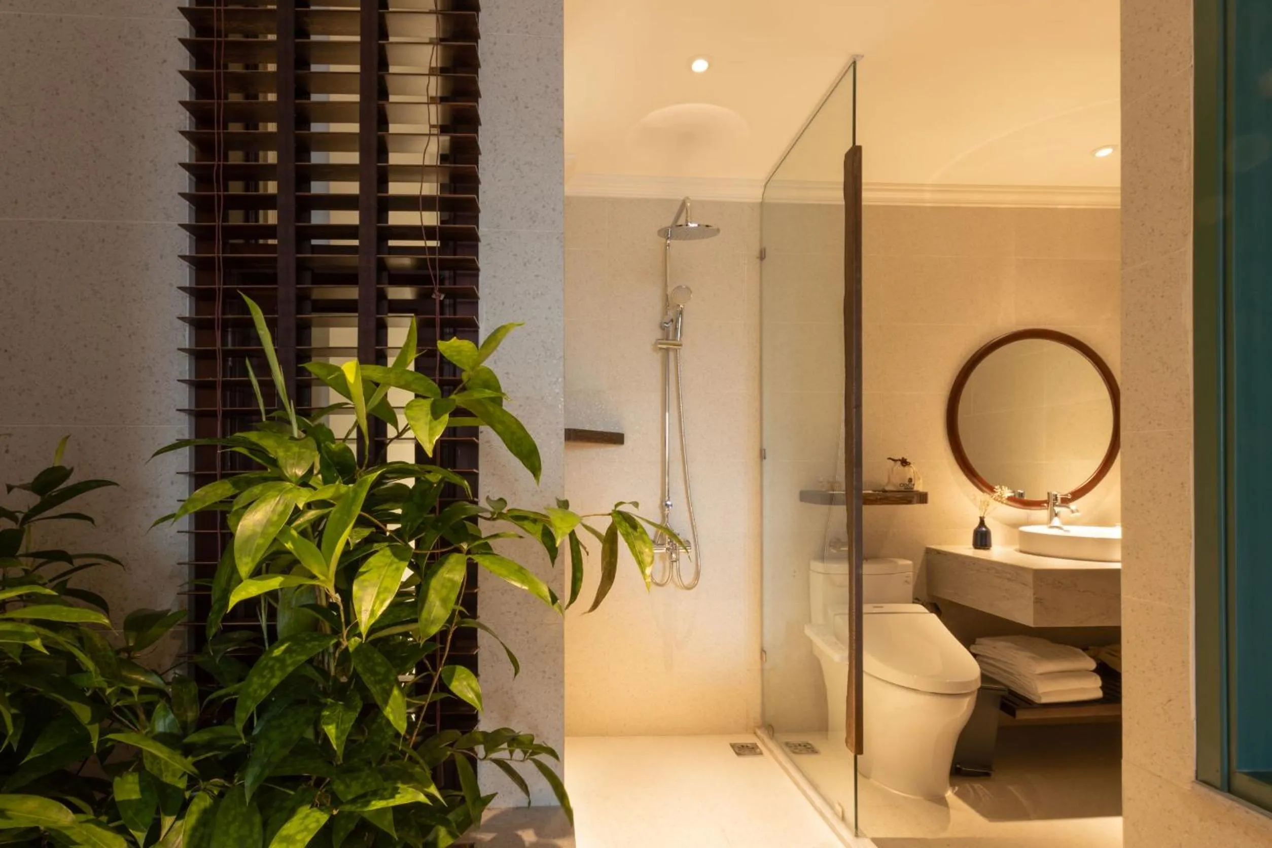 Toilet in Cochin Sang Hotel